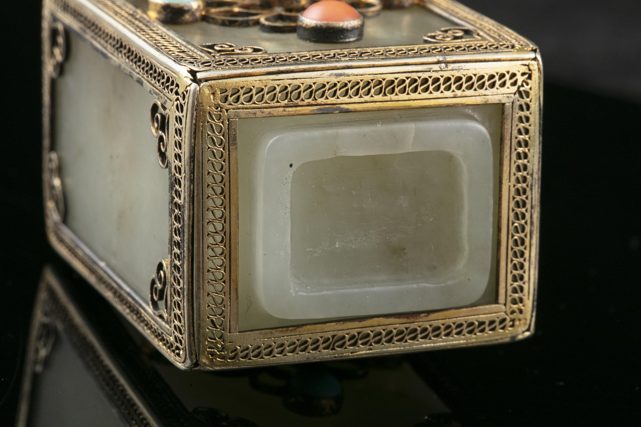 A SQUARE JADE SNUFF BOTTLE WITH MATCHING STOPPER China or Tibet, Circa 1900 Embellished with a - Image 17 of 20