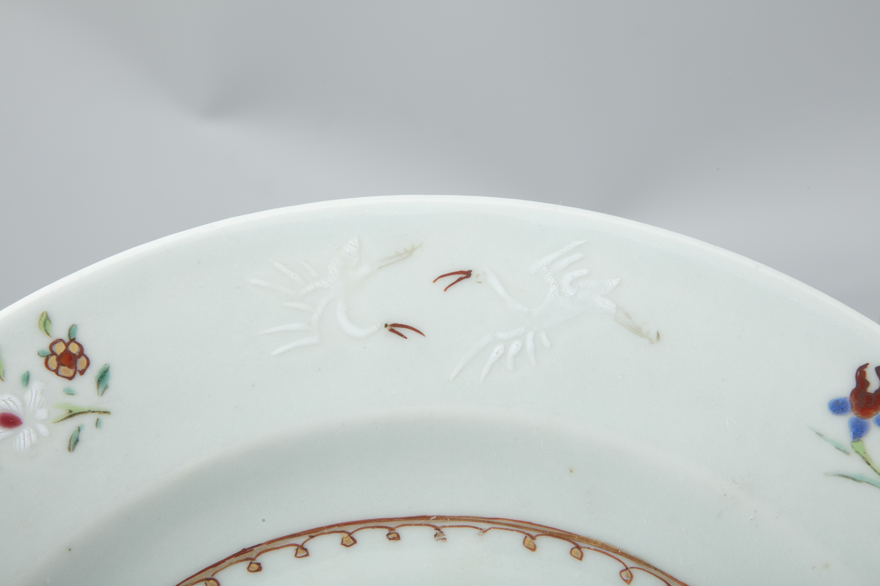 A GROUP OF SIX (6) MOSTLY FAMILLE ROSE PALETTE CHINESE EXPORT PORCELAINS China, Qing Dynasty, 18th - Image 9 of 10