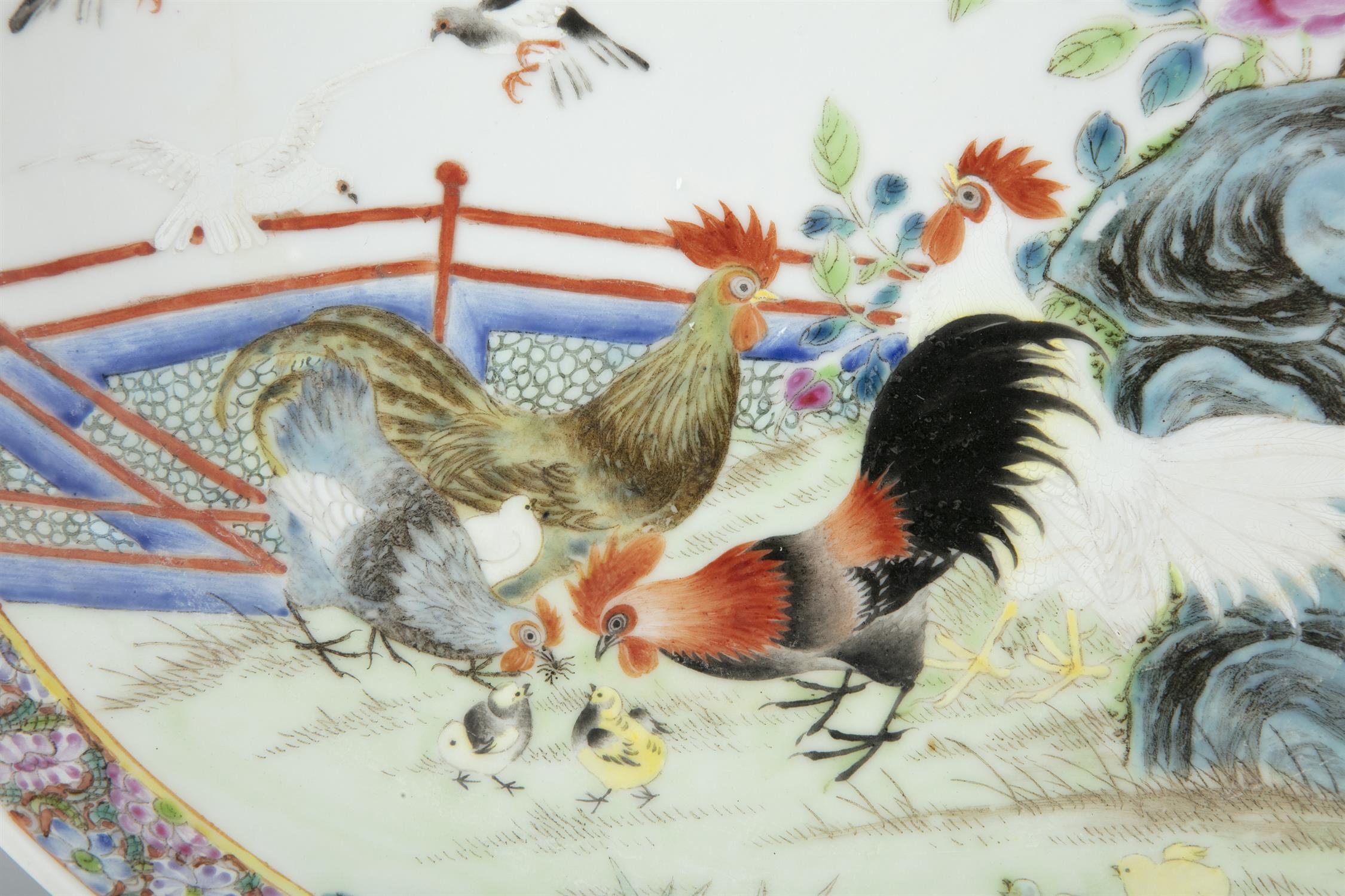 A FAMILLE ROSE PALETTE 'ROOSTERS, PHEASANTS AND PIGEONS' PORCELAIN SHALLOW DISH China, Republic / - Image 16 of 33