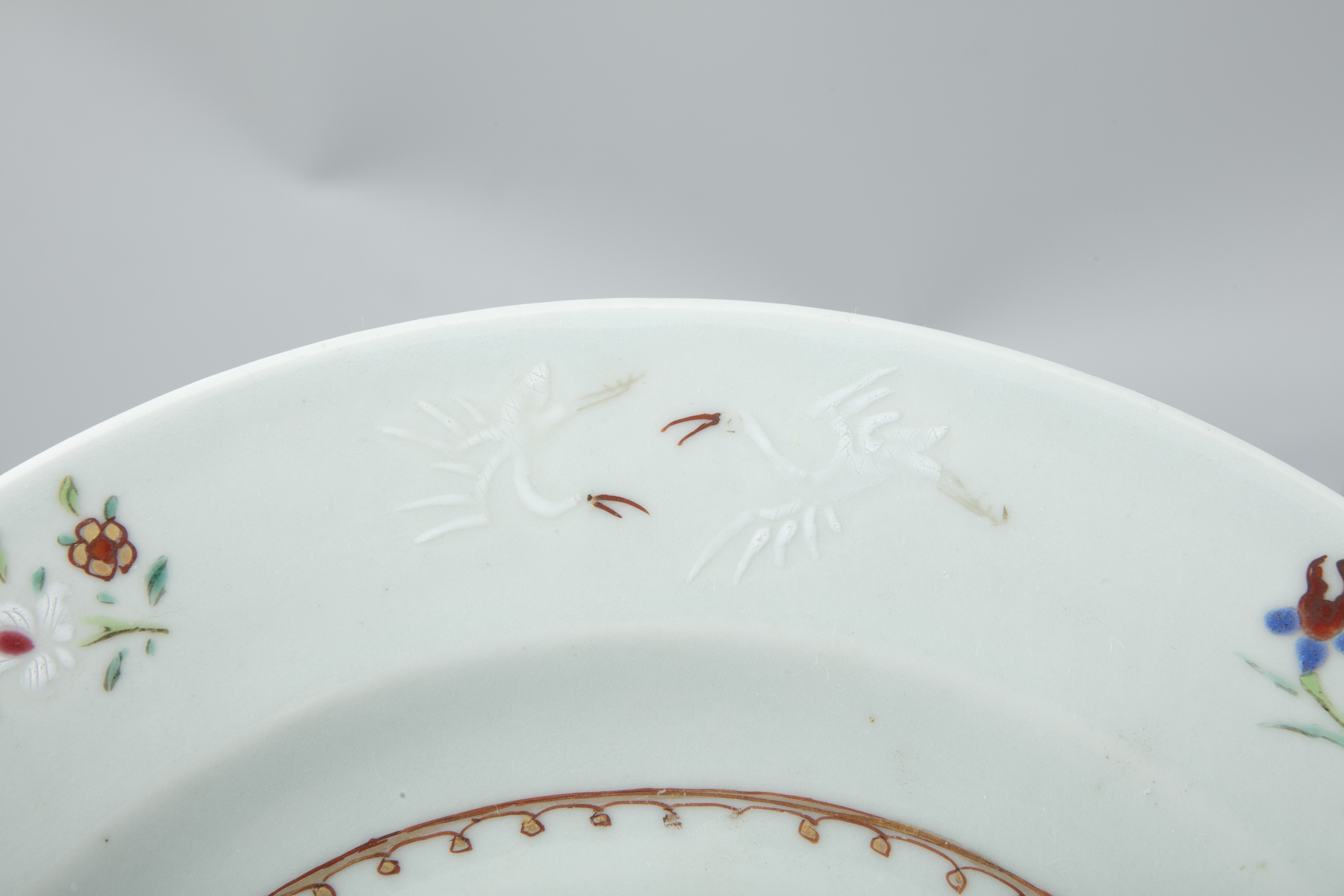 A GROUP OF SIX (6) MOSTLY FAMILLE ROSE PALETTE CHINESE EXPORT PORCELAINS China, Qing Dynasty, 18th - Image 8 of 10