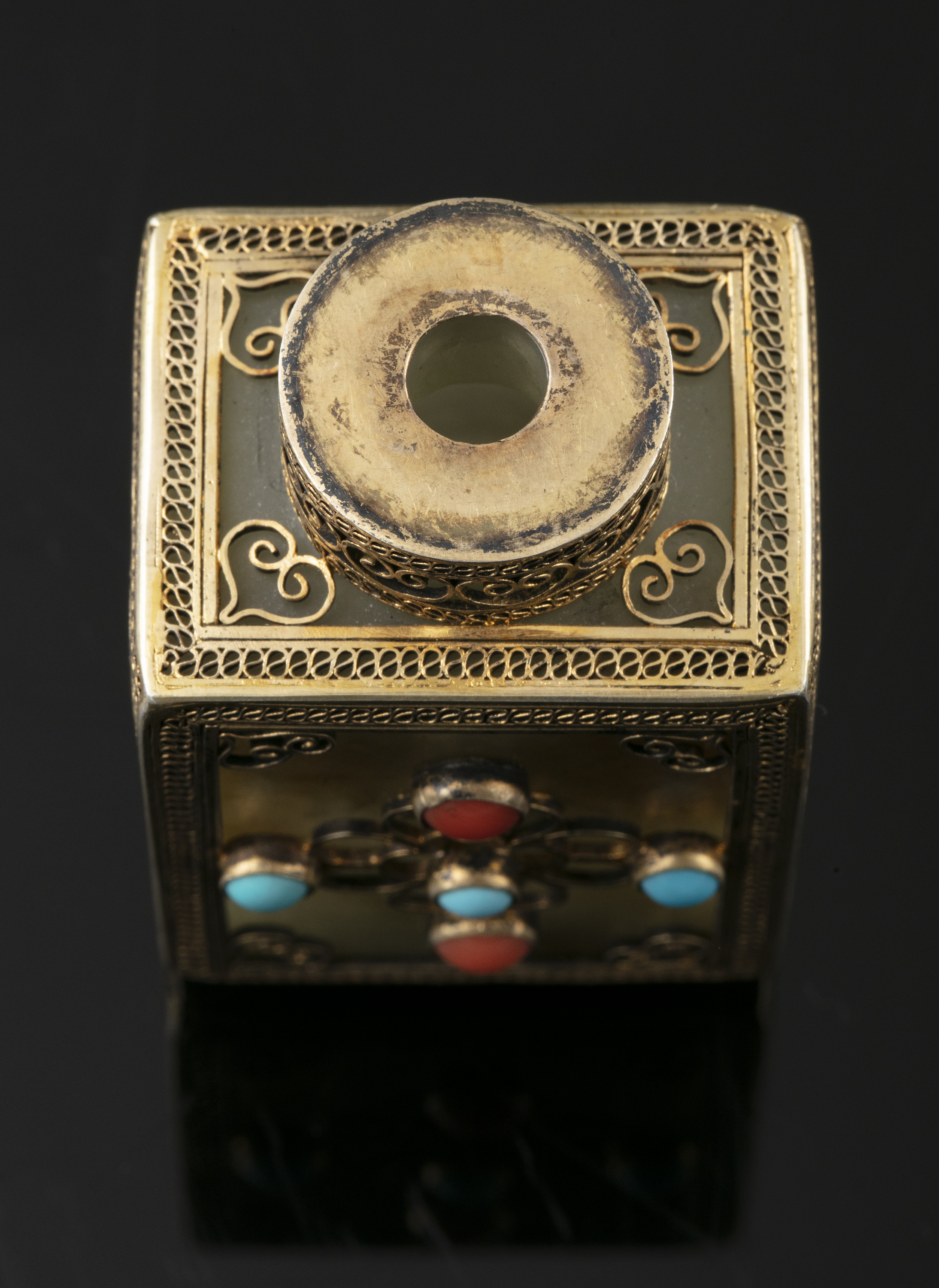 A SQUARE JADE SNUFF BOTTLE WITH MATCHING STOPPER China or Tibet, Circa 1900 Embellished with a - Image 12 of 20