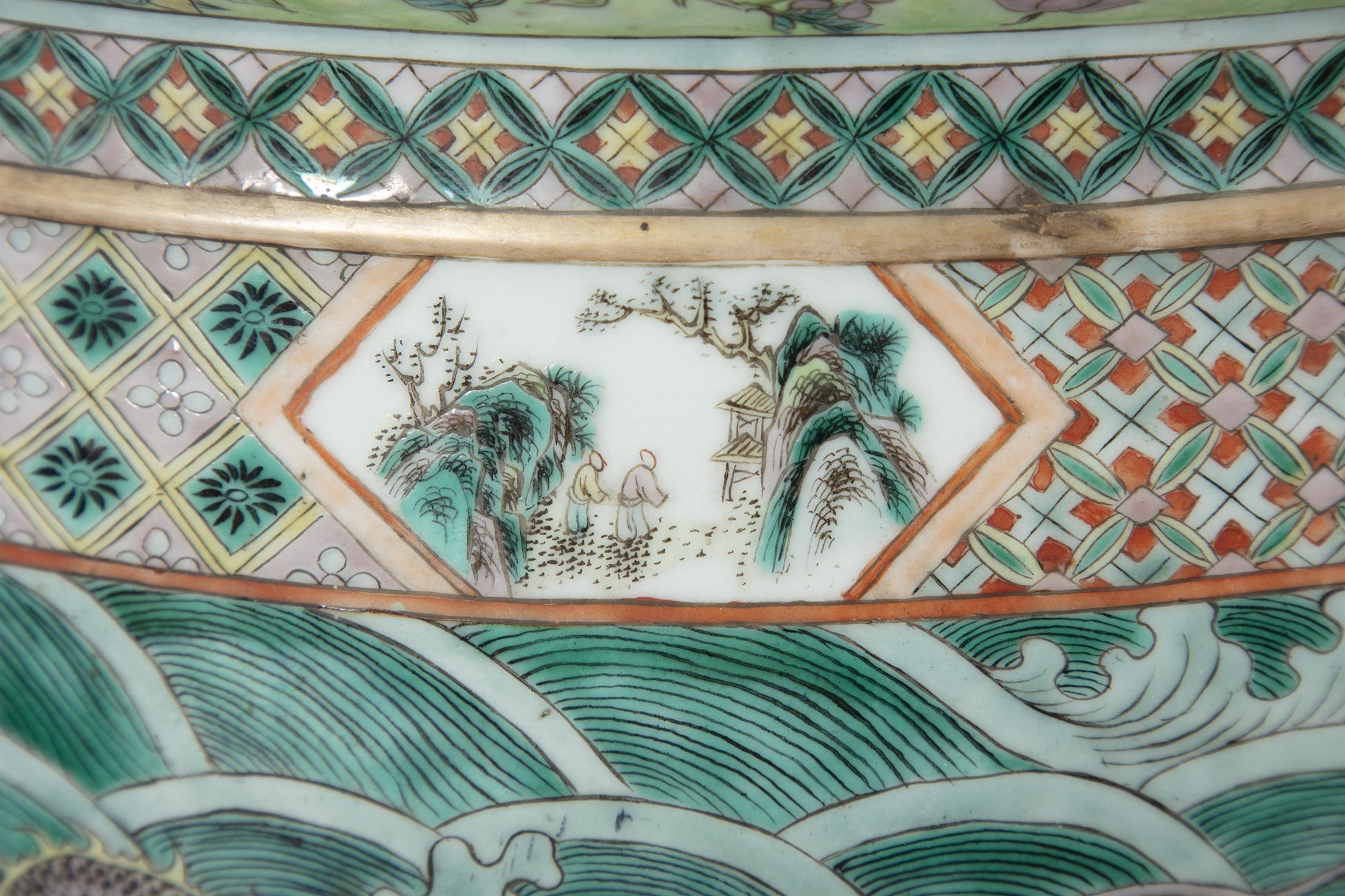 A LARGE 'FIVE-CLAWED DRAGONS' FAMILLE VERTE AQUARIUM /FISHBOWL China, Qing Dynasty, 19th century The - Image 8 of 24