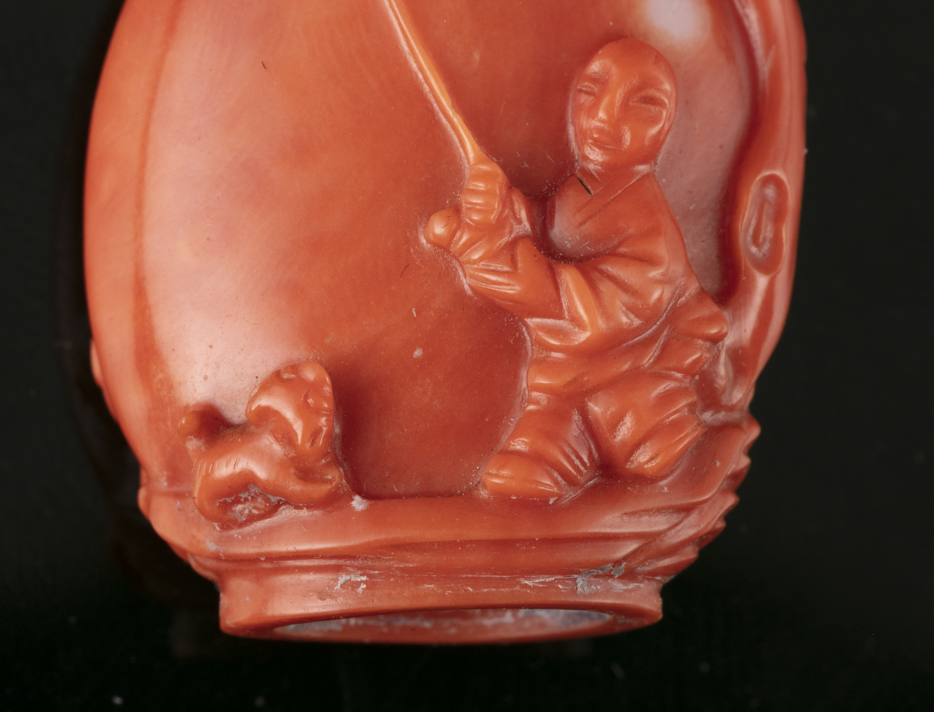 *A CARVED RED CORAL 'PHOENIX AND BOY' SNUFF BOTTLE WITH MATCHING STOPPER China, Early 20th century - Image 14 of 23