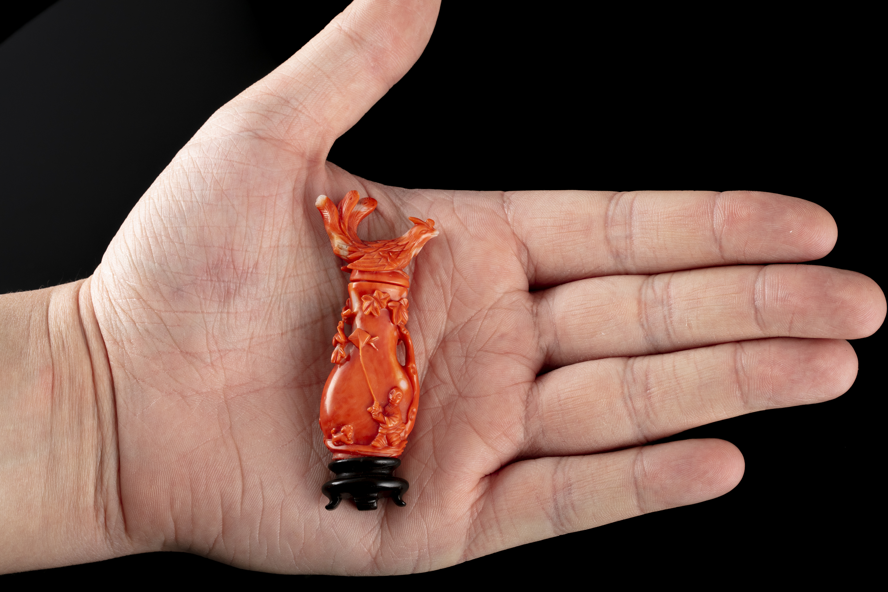 *A CARVED RED CORAL 'PHOENIX AND BOY' SNUFF BOTTLE WITH MATCHING STOPPER China, Early 20th century - Image 16 of 23