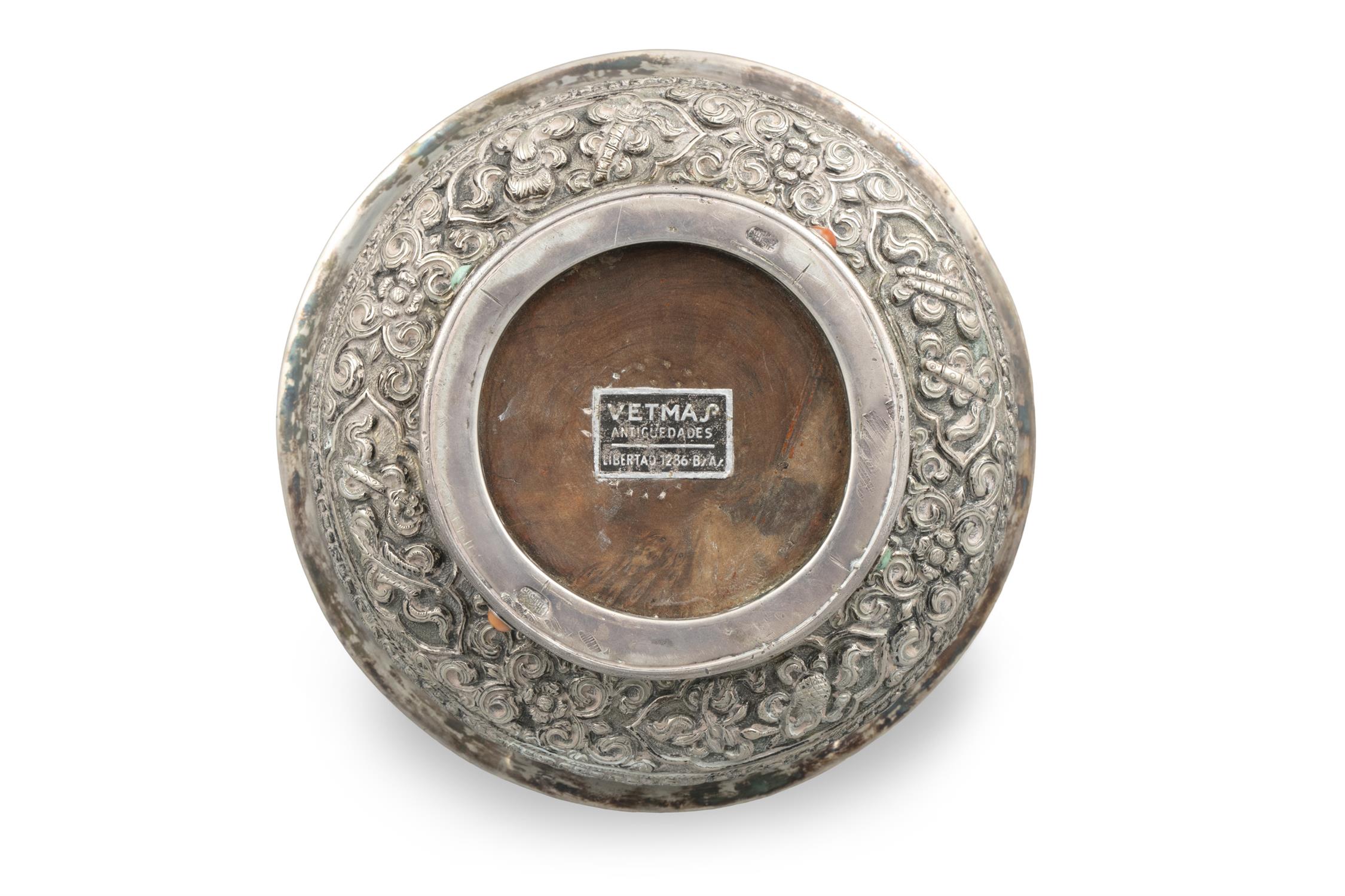 *A SILVER-MOUNTED BURL WOOD OFFERING BOWL AND LID Tibet, 19th century The bowl carved out of a - Image 19 of 23