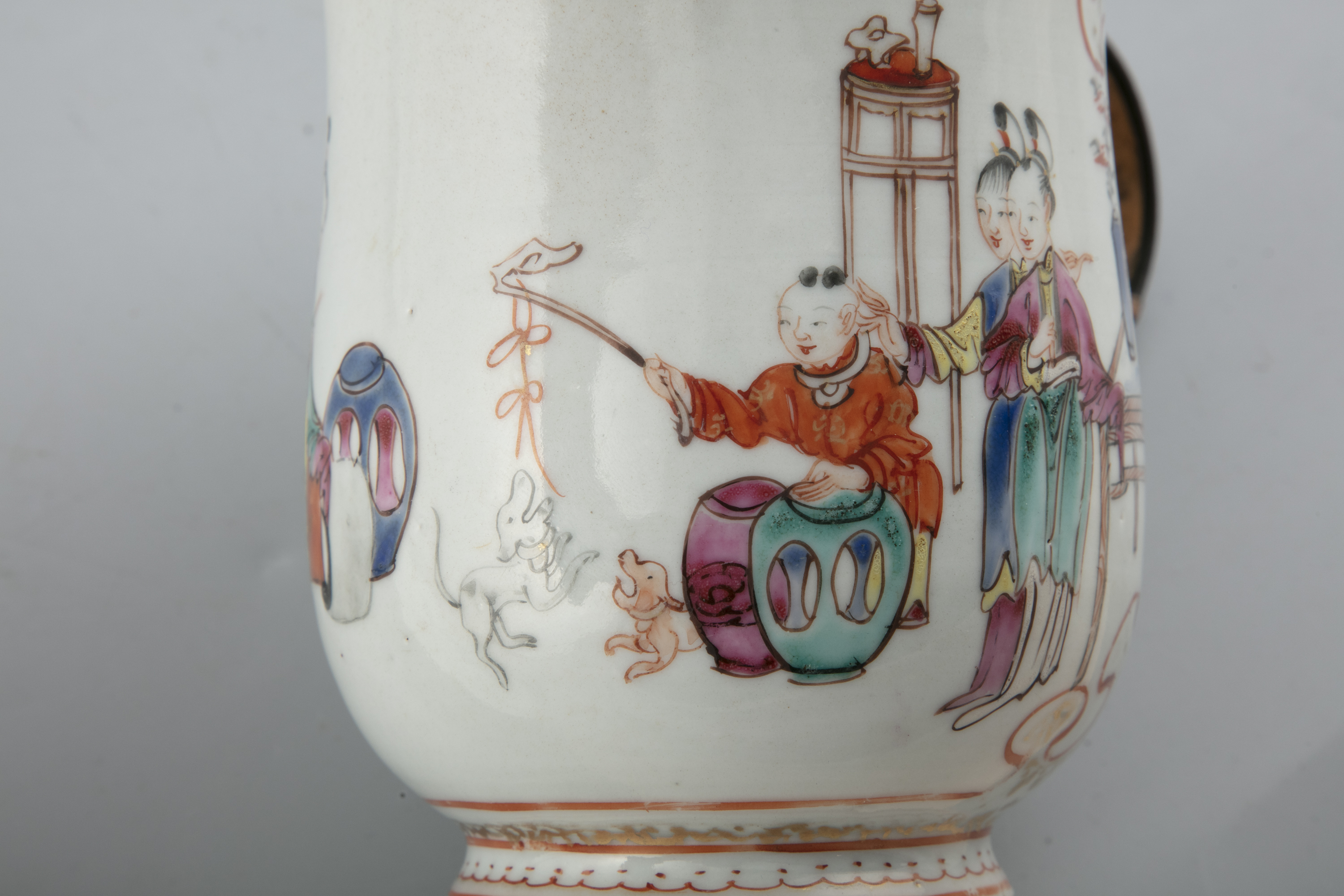 A GROUP OF SIX (6) MOSTLY FAMILLE ROSE PALETTE CHINESE EXPORT PORCELAINS China, Qing Dynasty, 18th - Image 6 of 10