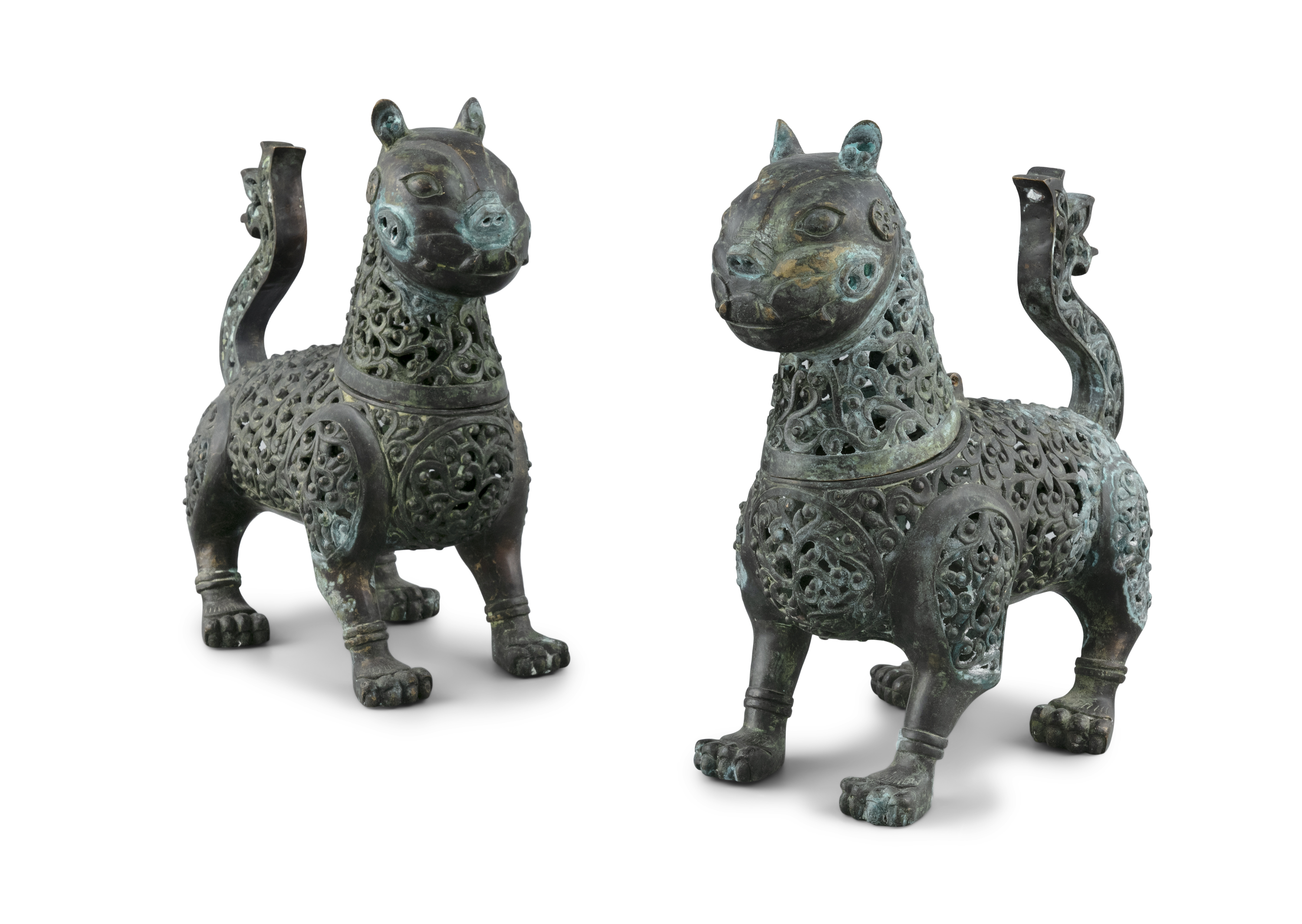 A PAIR OF BRONZE TIGER AQUAMANILES Islamic world. H: 28,5 cm - L: 28,5 cm - l: 12 cm Weight (