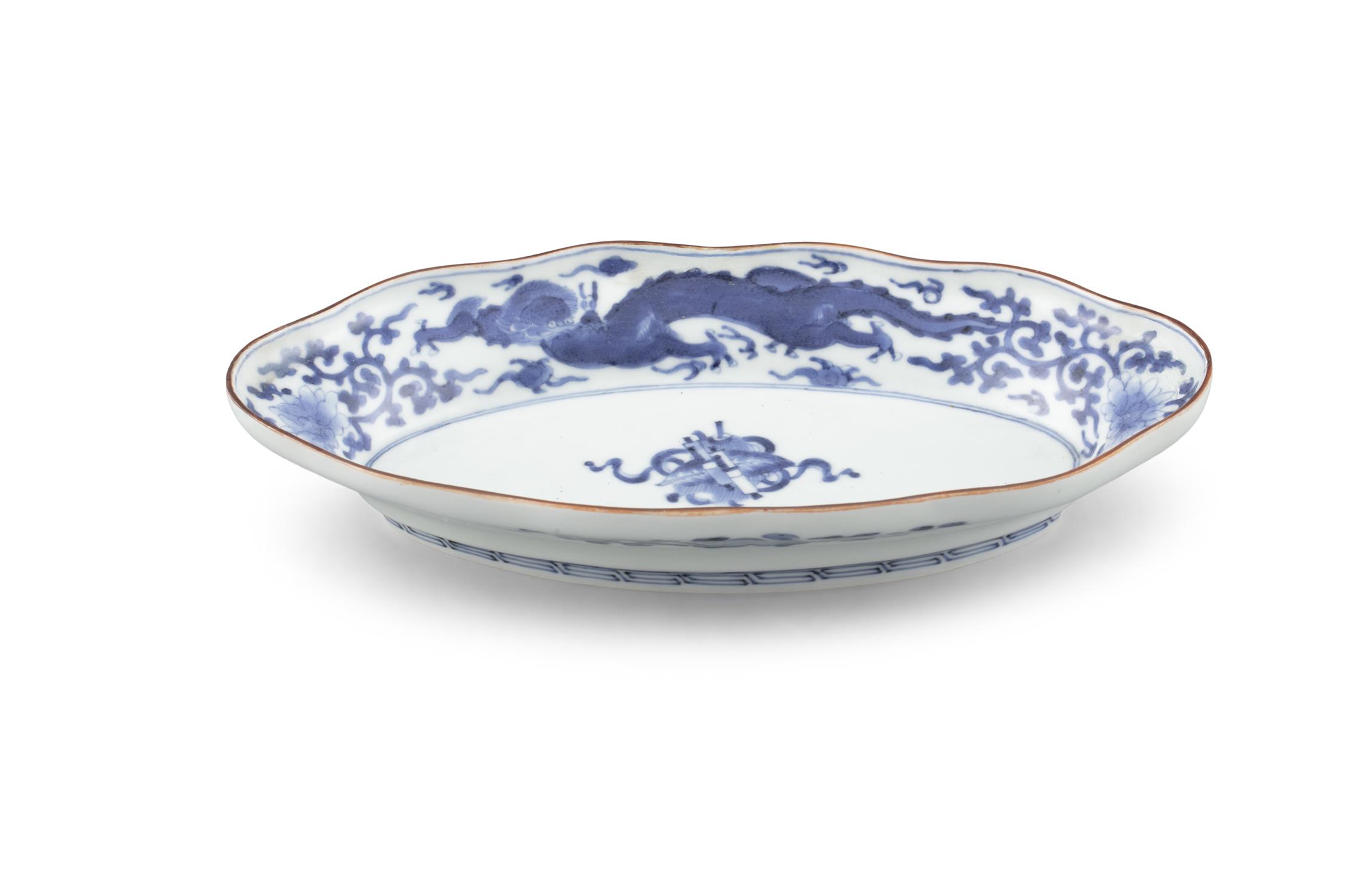 A KO-IMARI COBALT-BLUE DECORATED PORCELAIN LOBBED DISH Japan, Edo The below with a Fu Ku / Fuku mark - Image 5 of 8