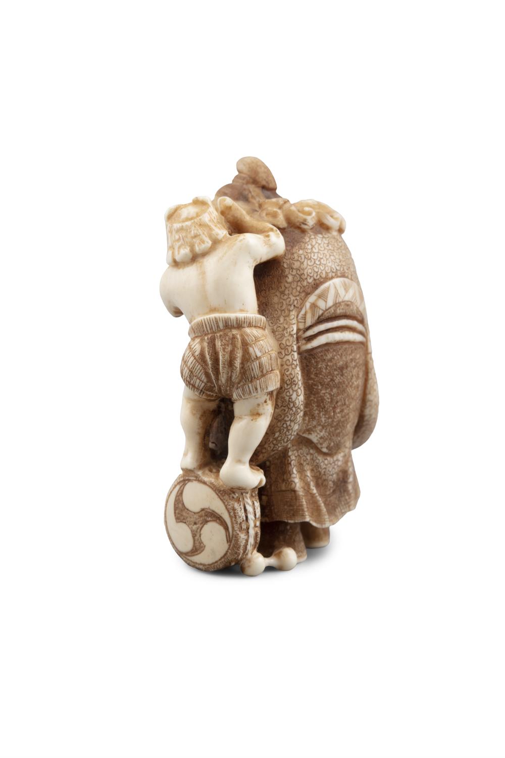 *GYOKUSHO / GYOKUSHOU 玉昇 - AN IVORY 'SHOKI AND ONI' KATABORI NETSUKE Japan, 19th century Pierced - Image 7 of 8