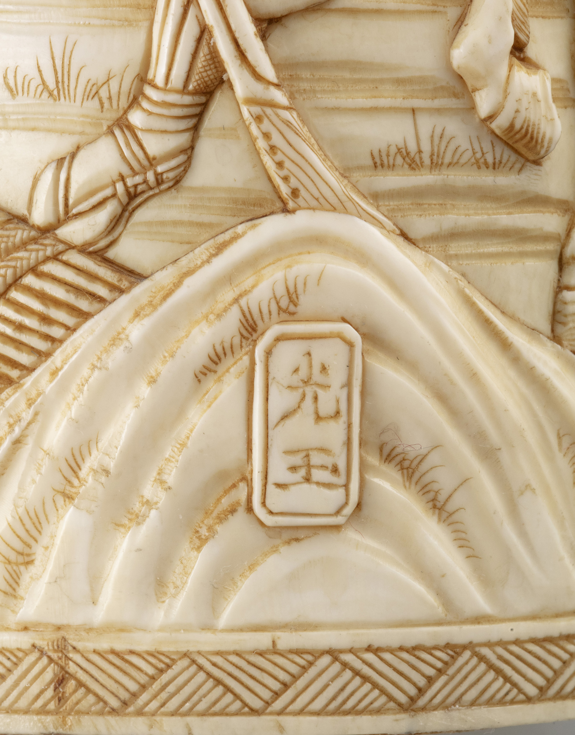 *KOGYOKU 光玉 - A CARVED IVORY 'SAMOURAÏ' BOX AND COVER Japan, Meiji period, Late 19th century - Image 5 of 6