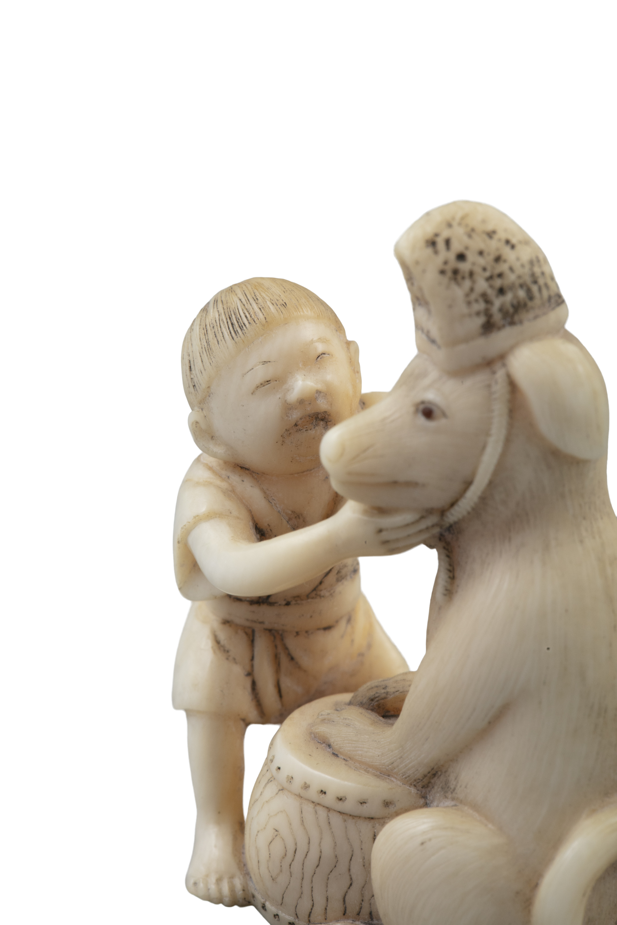 *HOGYOKU法玉: A CHARMING IVORY 'KARAKO AND PUPPY WEARING A HAT' KATABORI NETSUKE Japan, Meiji period - Image 5 of 10