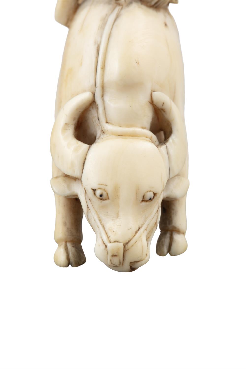 *AN IVORY 'COWHERD AND OX' KATABORI NETSUKE Japan, 19th century H: 4,9 cm Weight: 12,5 grams - Image 6 of 6