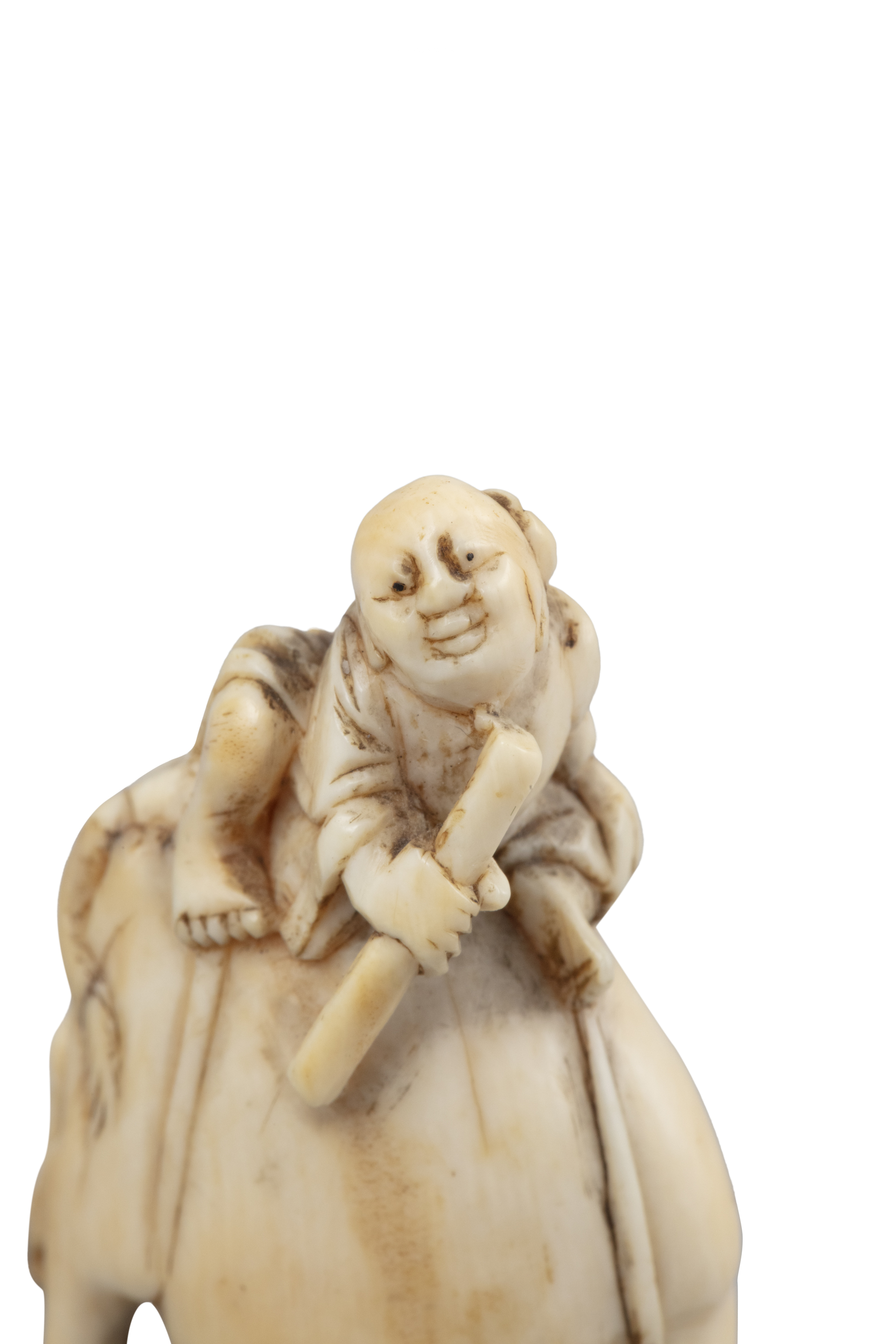 *AN IVORY 'COWHERD AND OX' KATABORI NETSUKE Japan, 19th century H: 4,9 cm Weight: 12,5 grams - Image 2 of 6