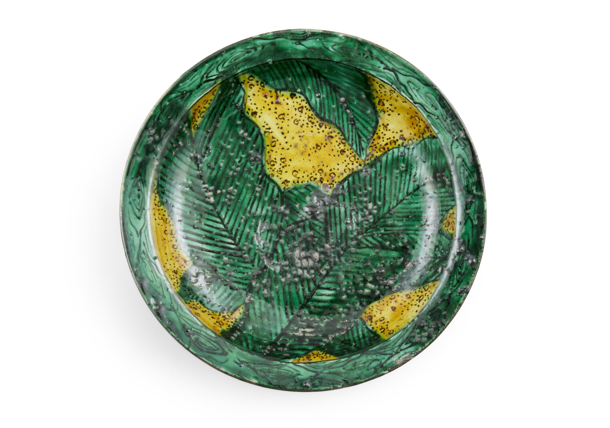 A KO KUTANI DISH ADORNED WITH LARGE LEAVES Japan, Edo / Tokugawa period Richly adorned in yellow and - Image 3 of 10