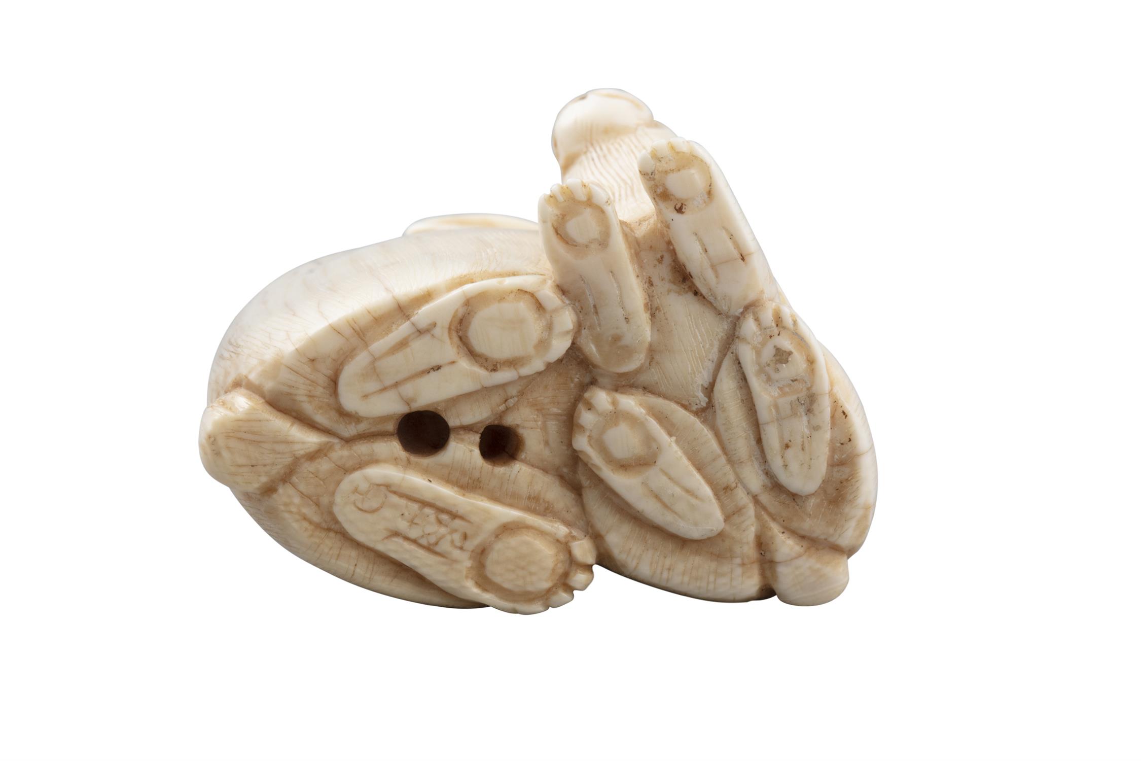 *A SIGNED IVORY 'TWO COILED RABBITS' KATABORI NETSUKE Japan, 19th century With inlaid eyes. - Image 4 of 4