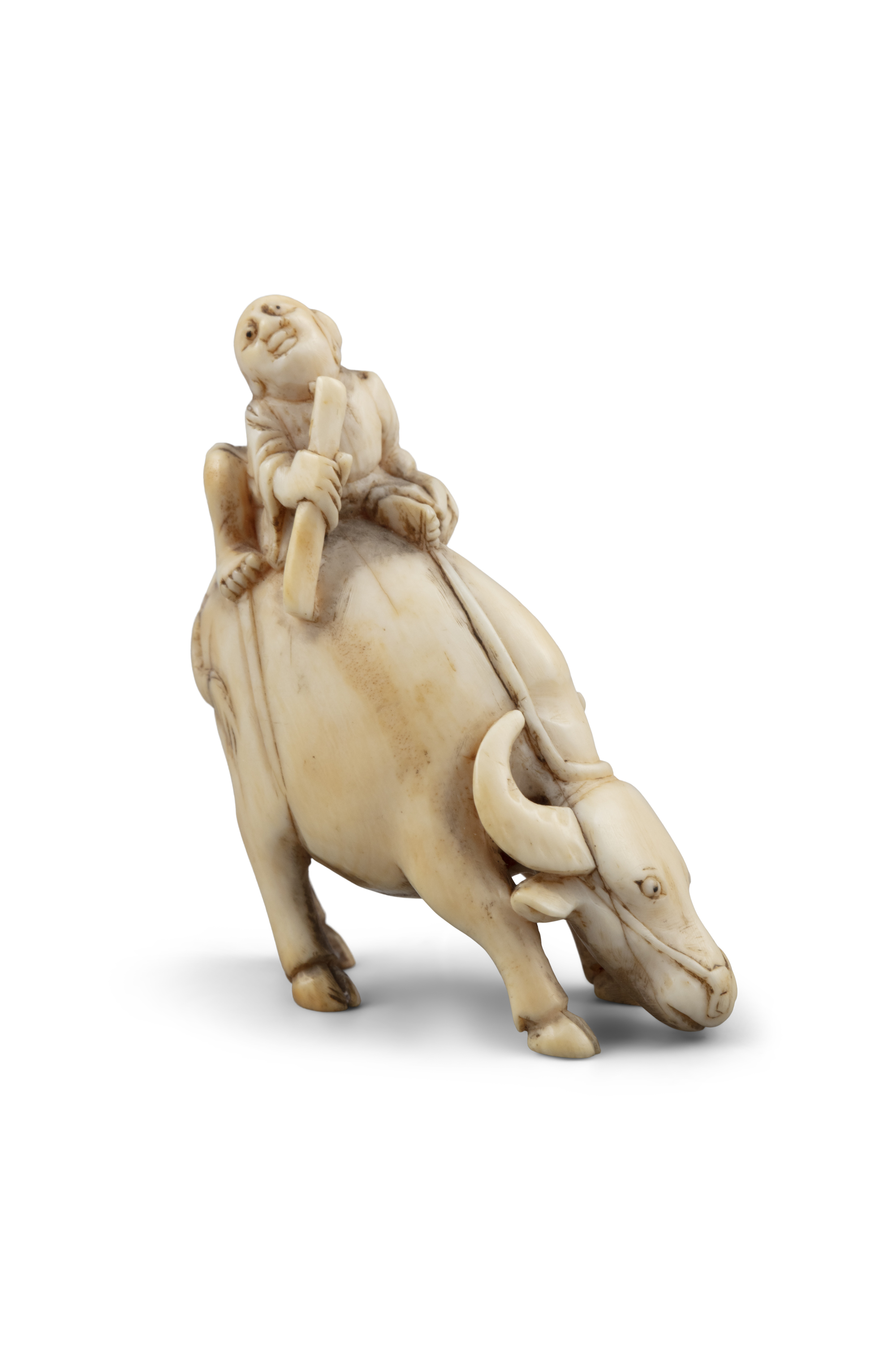 *AN IVORY 'COWHERD AND OX' KATABORI NETSUKE Japan, 19th century H: 4,9 cm Weight: 12,5 grams