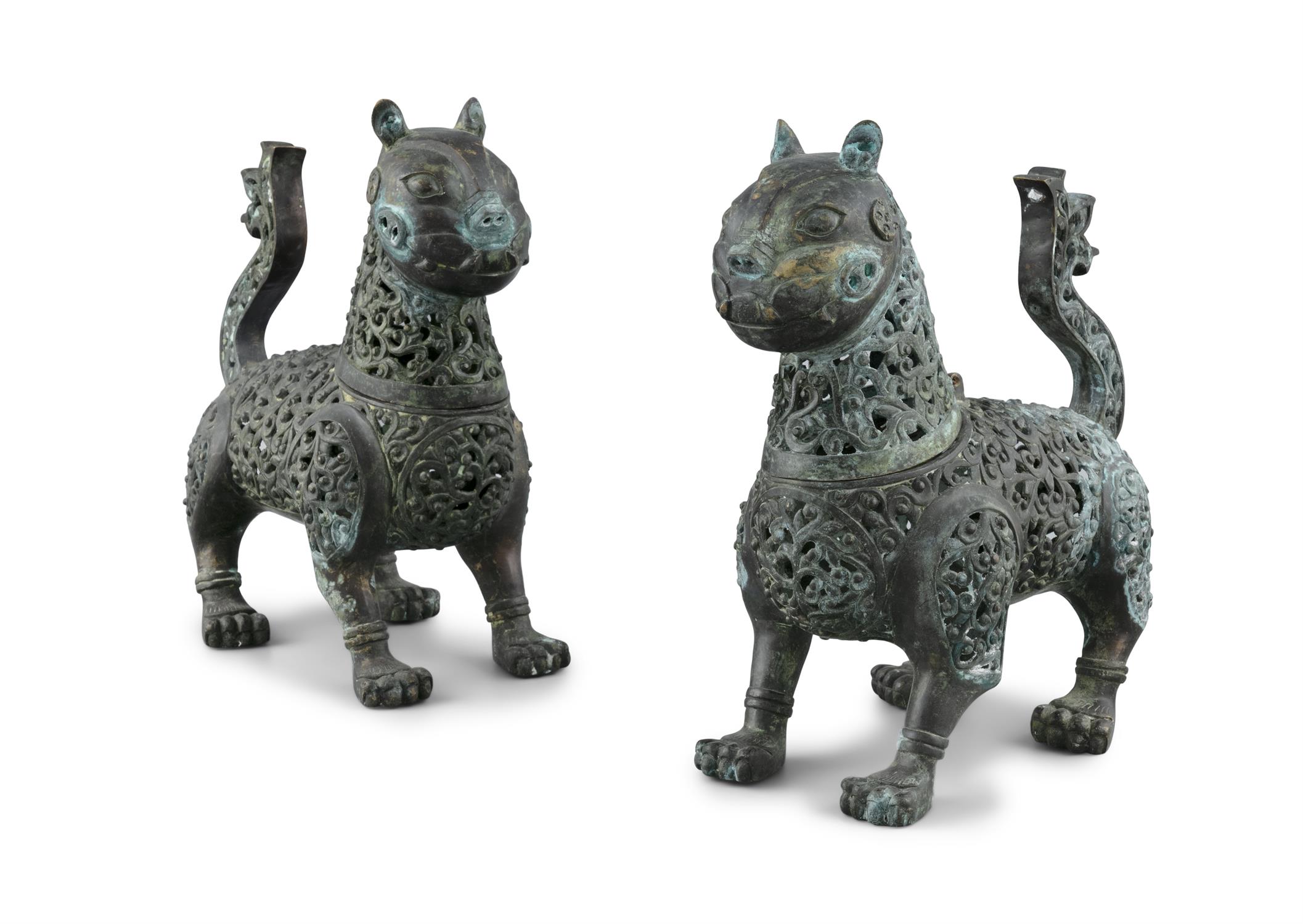 A PAIR OF BRONZE TIGER AQUAMANILES Islamic world. H: 28,5 cm - L: 28,5 cm - l: 12 cm Weight ( - Image 3 of 4