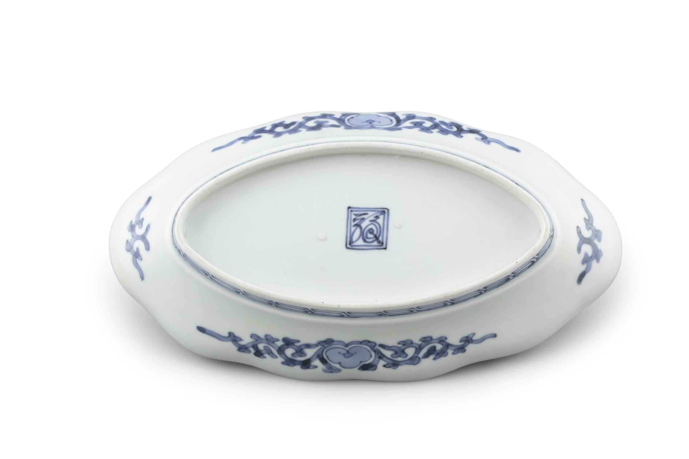 A KO-IMARI COBALT-BLUE DECORATED PORCELAIN LOBBED DISH Japan, Edo The below with a Fu Ku / Fuku mark - Image 7 of 8