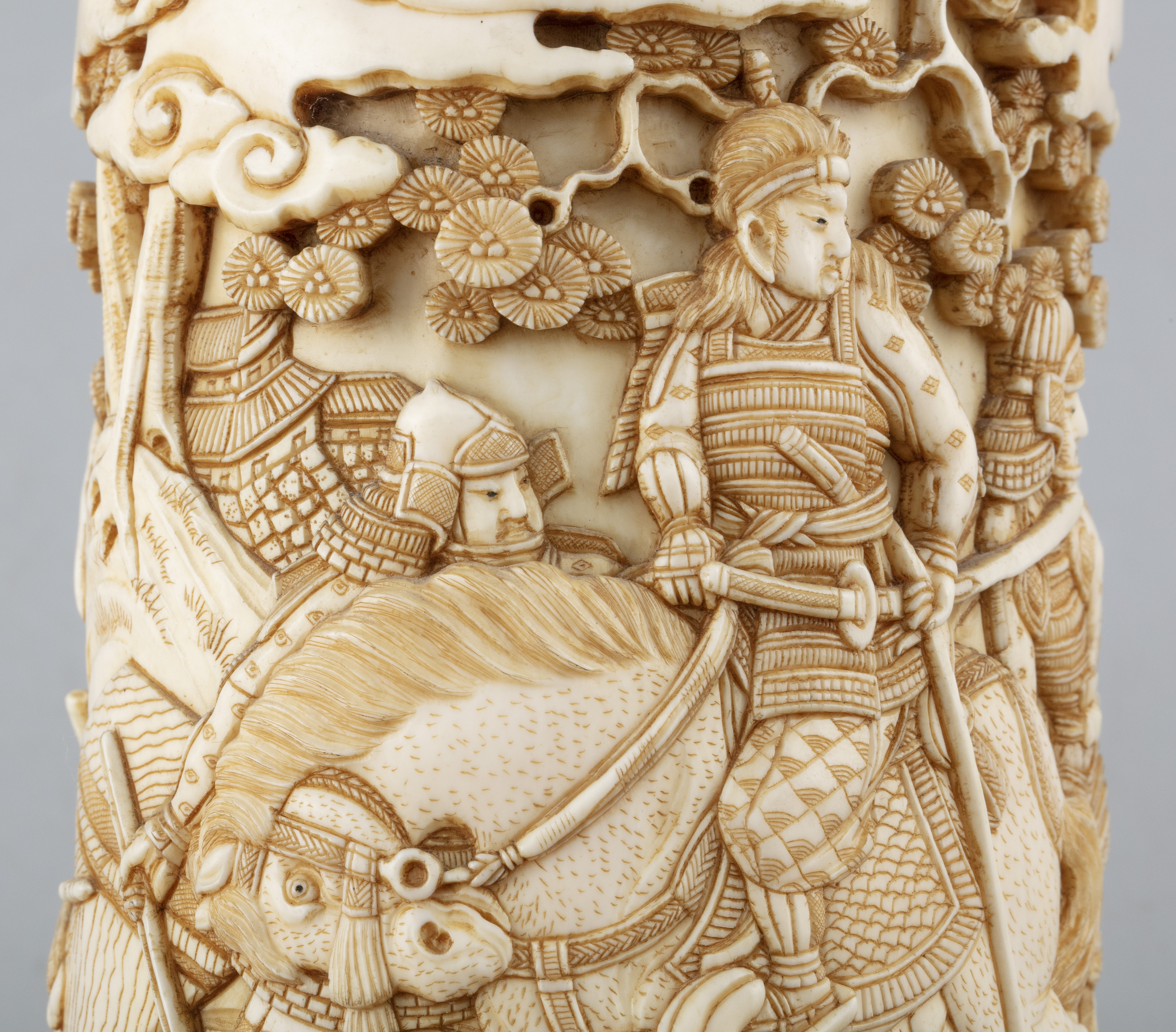 *KOGYOKU 光玉 - A CARVED IVORY 'SAMOURAÏ' BOX AND COVER Japan, Meiji period, Late 19th century - Image 6 of 6