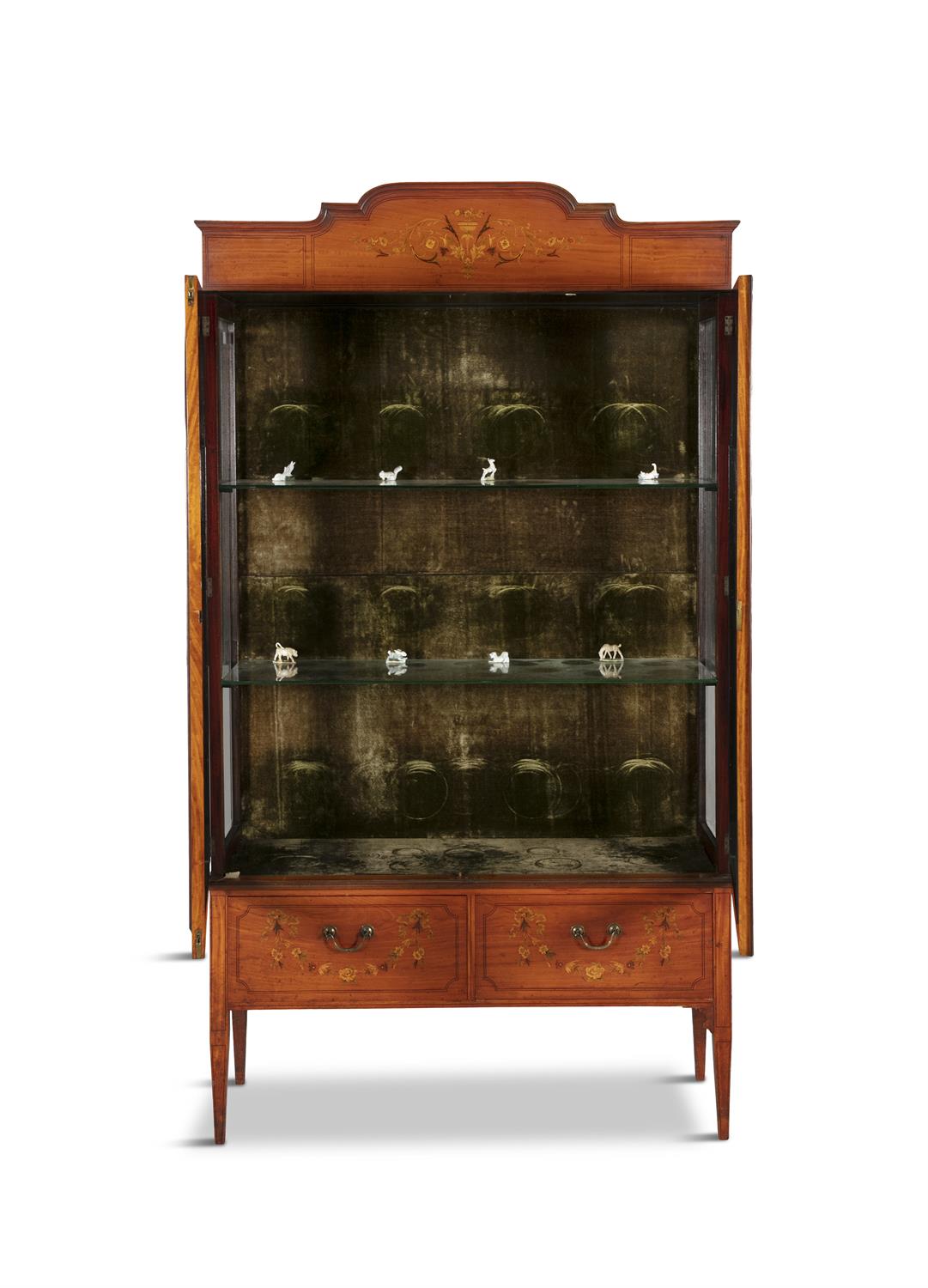 AN EDWARDIAN INLAID SATINWOOD TWO DOOR DISPLAY CABINET, of arched rectangular shape decorated with - Image 2 of 2