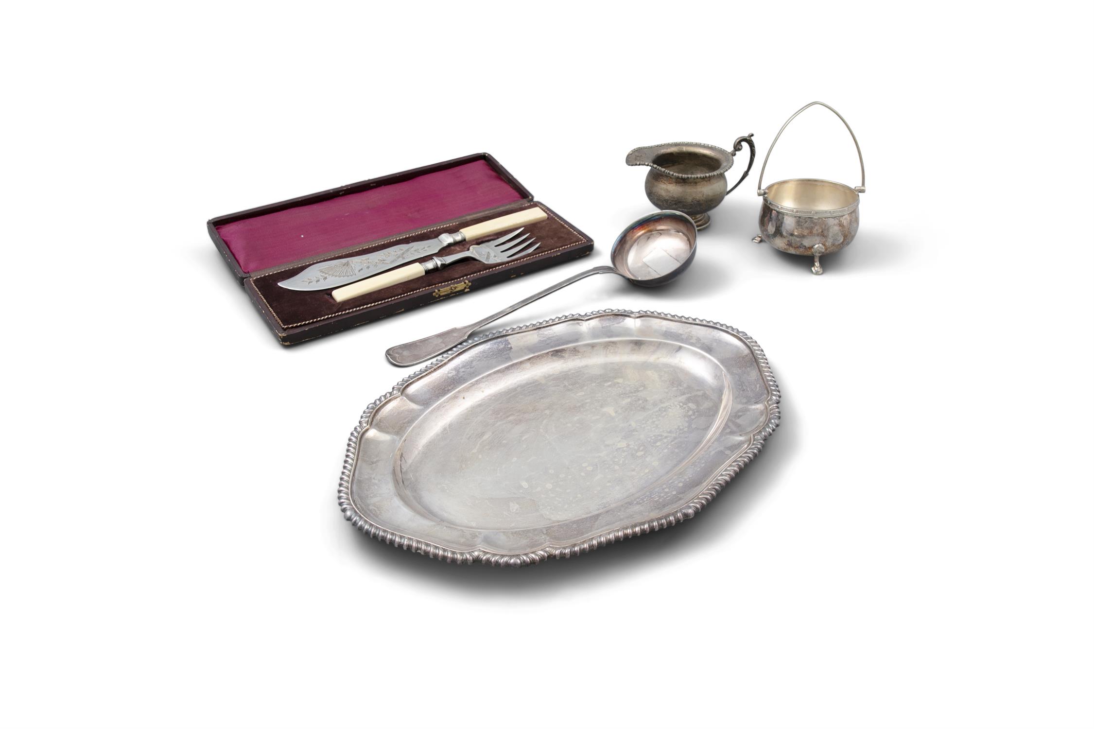 AN ASSORTED COLLECTION OF SILVER PLATED ITEMS, comprising a cream jug applied with c-scroll handle