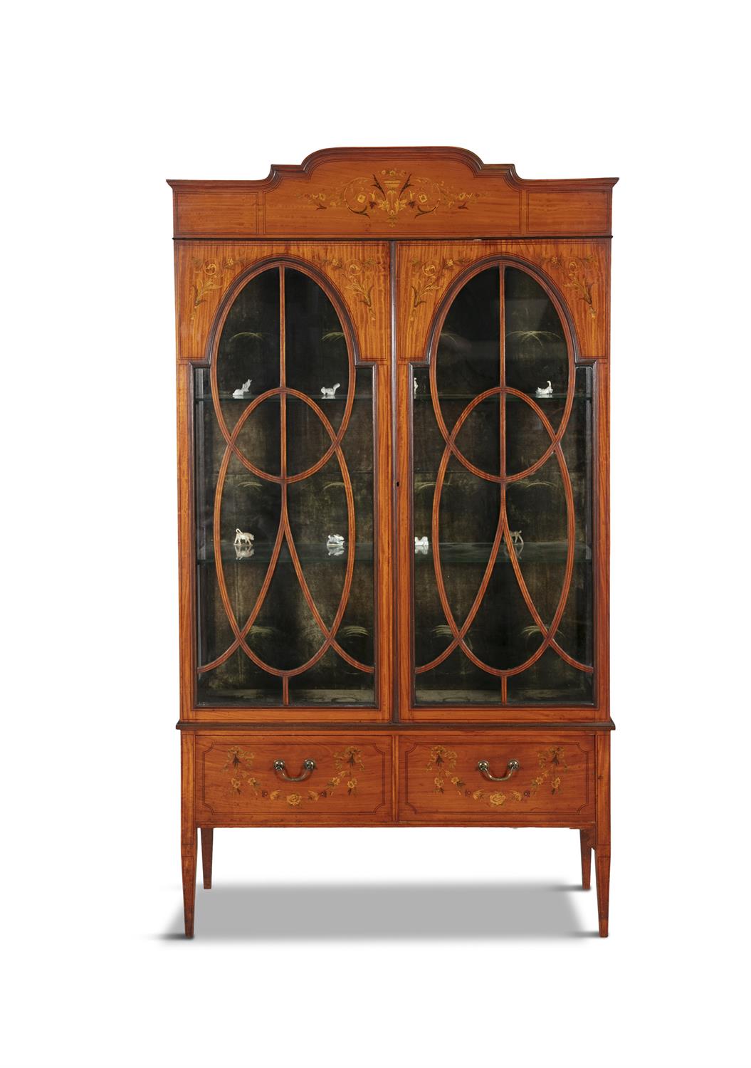 AN EDWARDIAN INLAID SATINWOOD TWO DOOR DISPLAY CABINET, of arched rectangular shape decorated with