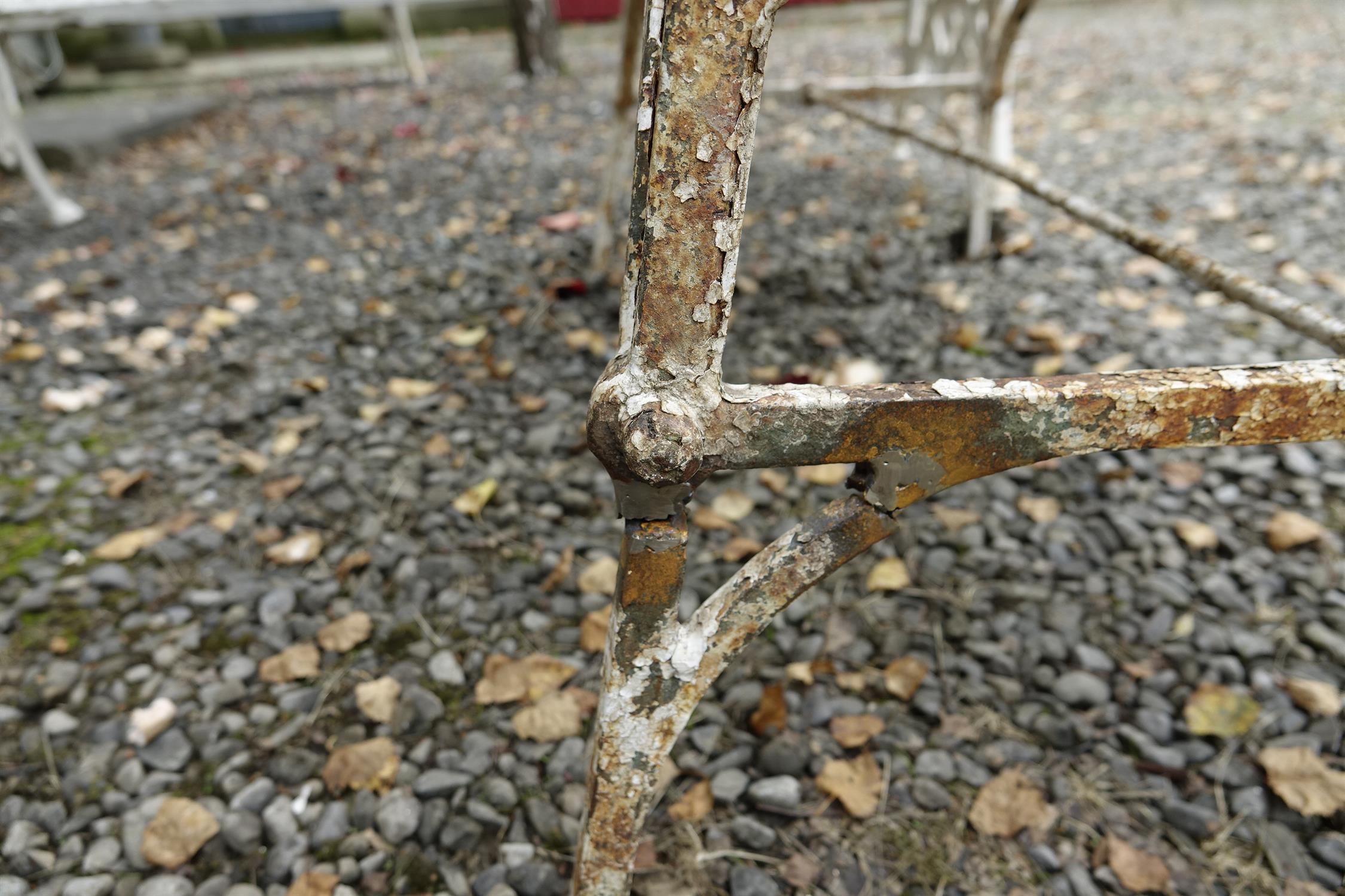 A GEORGE IV CAST IRON WHITE PAINTED GOTHIC GARDEN SEAT, PROBABLY TO COALBROOKDALE, - Bild 4 aus 5