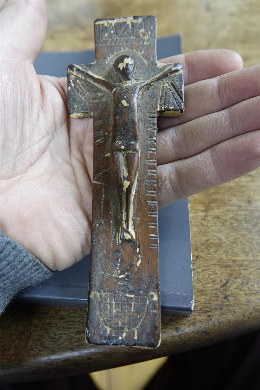 A SMALL 18TH CENTURY PENAL CROSS IN YEW WOOD, carved with date 1755, decorated with a figure of - Bild 7 aus 8