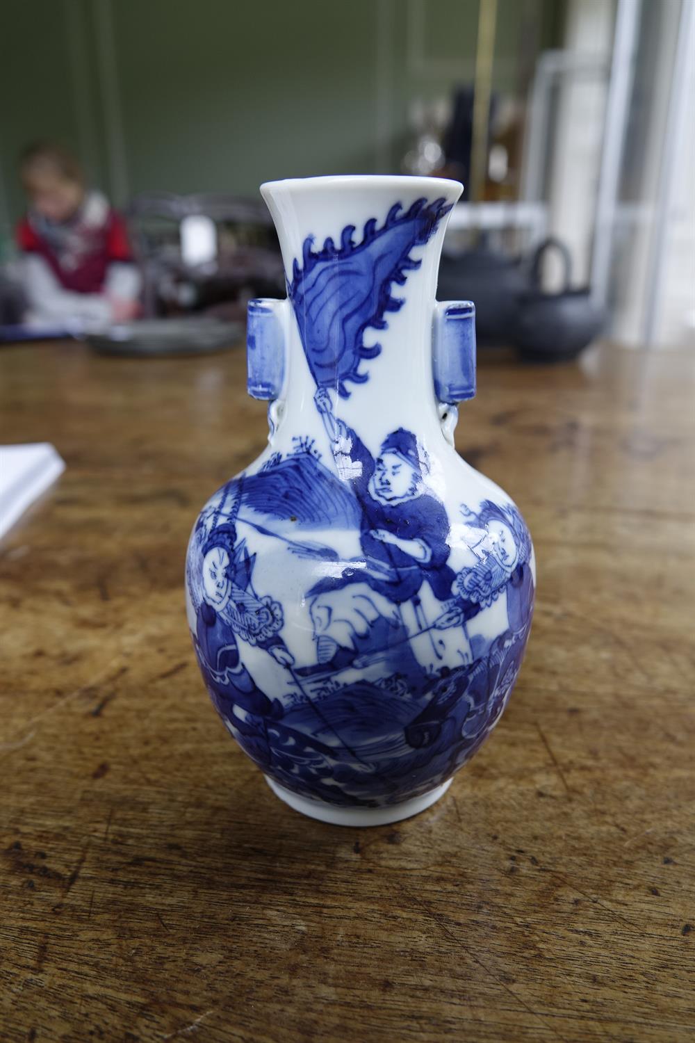 A SMALL CHINESE BLUE AND WHITE BALUSTER VASE, 19th Century, decorated with a continuous band of - Bild 2 aus 5