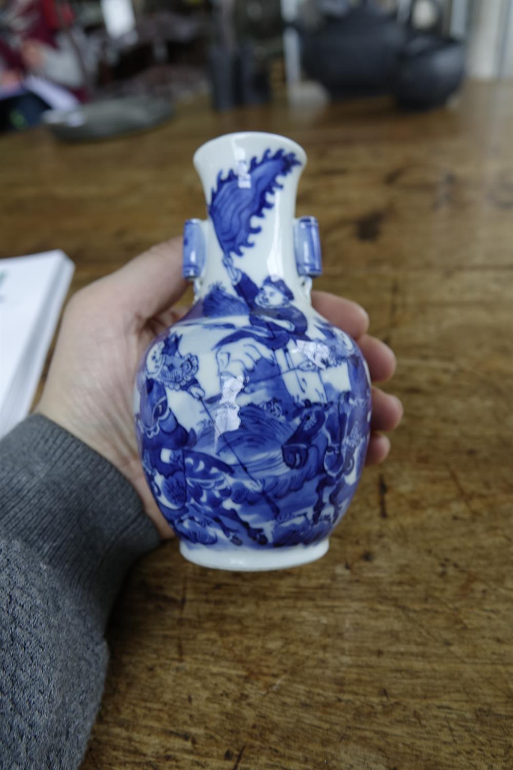 A SMALL CHINESE BLUE AND WHITE BALUSTER VASE, 19th Century, decorated with a continuous band of - Bild 4 aus 5