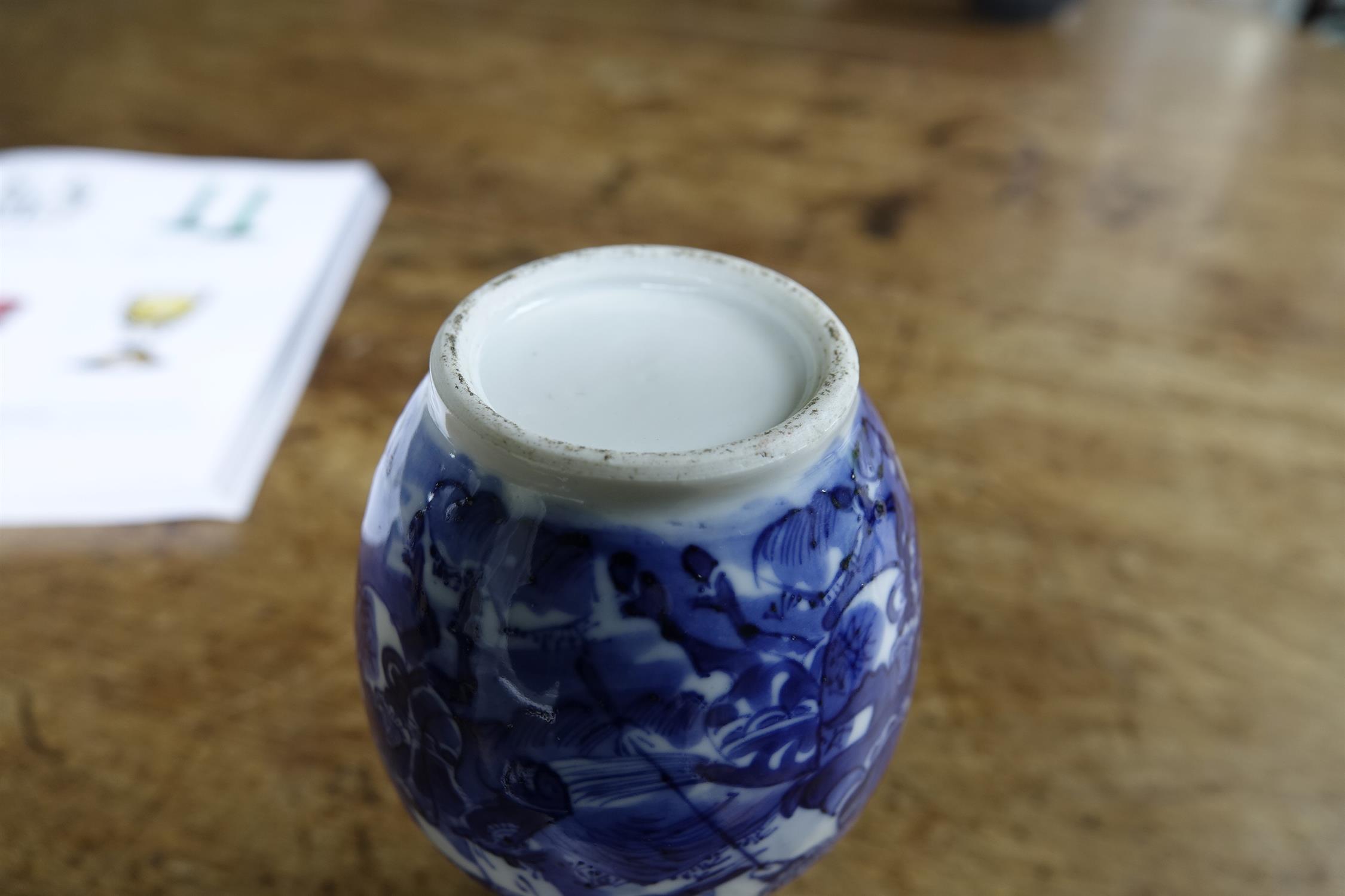 A SMALL CHINESE BLUE AND WHITE BALUSTER VASE, 19th Century, decorated with a continuous band of - Bild 5 aus 5