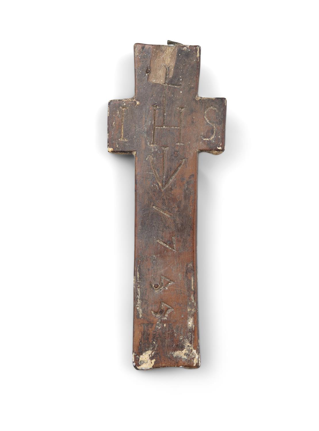 A SMALL 18TH CENTURY PENAL CROSS IN YEW WOOD, carved with date 1755, decorated with a figure of - Bild 2 aus 8