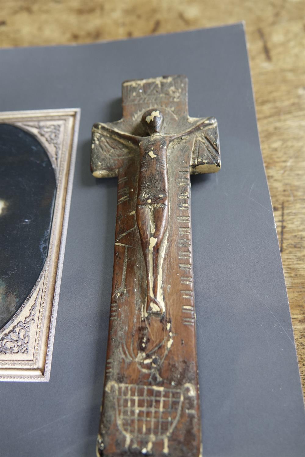 A SMALL 18TH CENTURY PENAL CROSS IN YEW WOOD, carved with date 1755, decorated with a figure of - Bild 3 aus 8