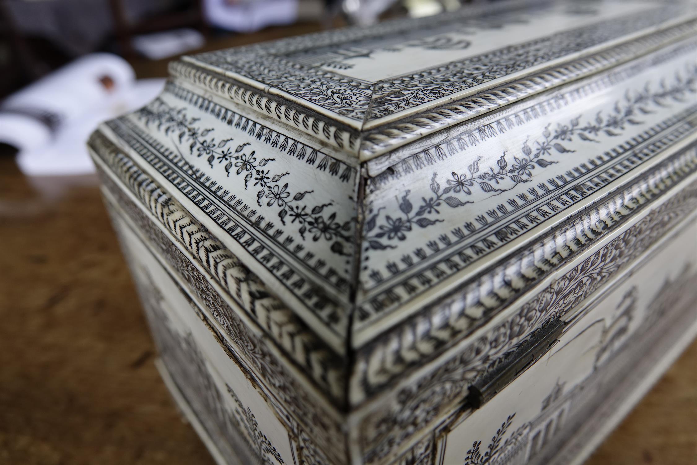 AN ANGLO-INDIAN VIZAGAPATAM TEA CASKET, c.1800, engraved overall in black ink with foliate borders - Image 13 of 22