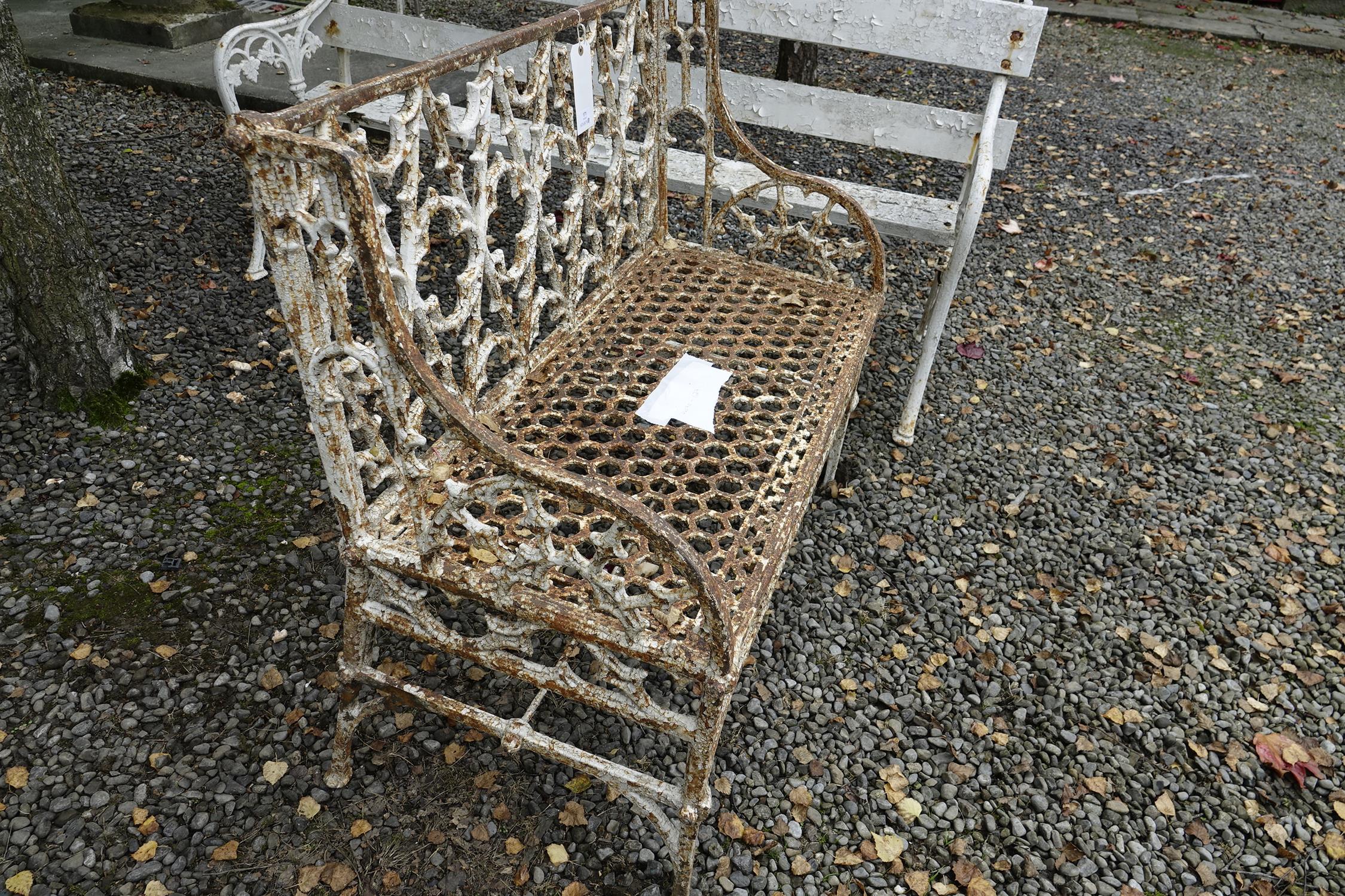 A GEORGE IV CAST IRON WHITE PAINTED GOTHIC GARDEN SEAT, PROBABLY TO COALBROOKDALE, - Bild 3 aus 5
