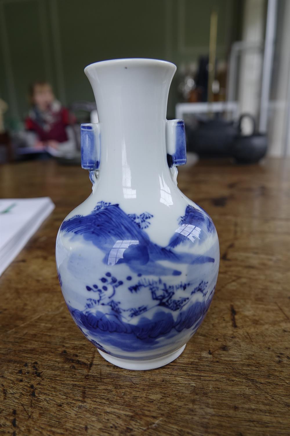 A SMALL CHINESE BLUE AND WHITE BALUSTER VASE, 19th Century, decorated with a continuous band of - Bild 3 aus 5