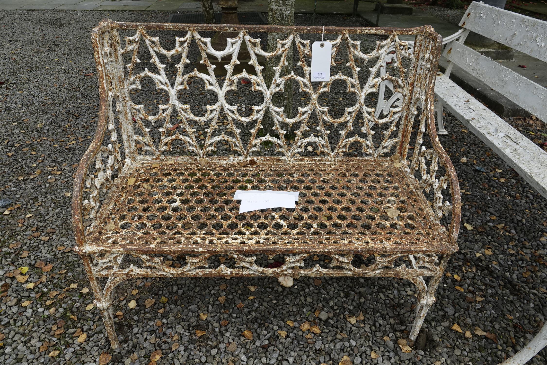 A GEORGE IV CAST IRON WHITE PAINTED GOTHIC GARDEN SEAT, PROBABLY TO COALBROOKDALE, - Bild 2 aus 5