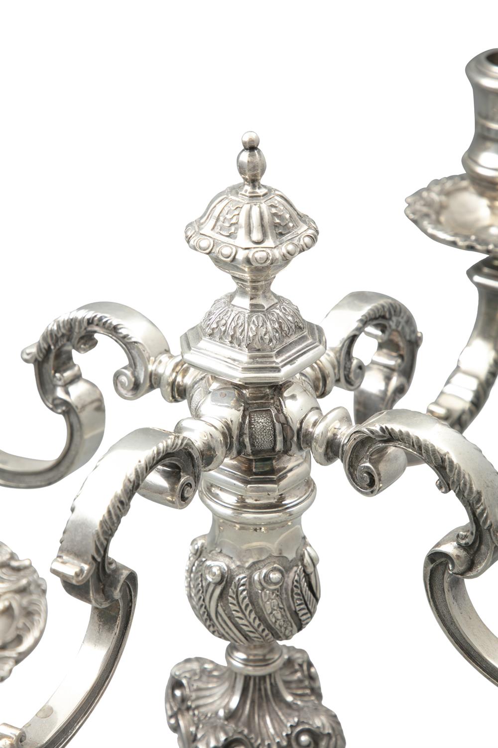 AN IMPORTANT PAIR OF SILVER FOUR-LIGHT CANDELABRA, London 1957, modelled in Louis XVI style, - Bild 3 aus 4