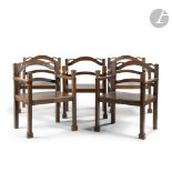 TRAVAIL NORVÉGIEN VERS 1900 - MOUVEMENT DRAGESTIL Suite de 6 fauteuils en hêtre teinté. Les pieds