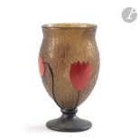 DAUM NANCY Les 4 tulipes Vase cornet reposant sur piédouche. Épreuve en verre fumé brun givré ; le