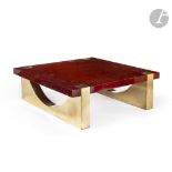 SERGE MANZON (1930-1998) Grande table basse. Les pieds décrivant des U renversés et parés de plaques