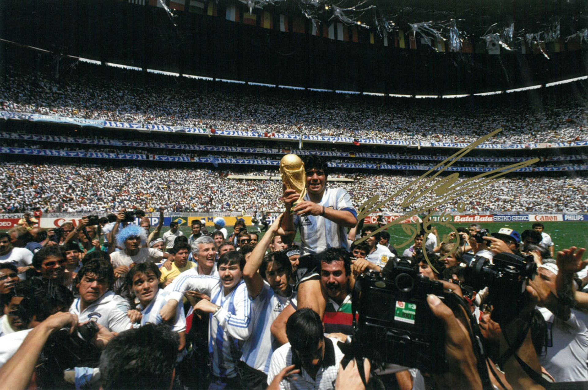 World Cup 1986 Star Diego Maradona Autograph - Colour press photo fromthe final of the World Cup 198