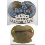 FIFA-Kongress 1966 - Offizielles Teilnehmerabzeichen "FIFA Congress London 1966". Bronze, vergoldet,