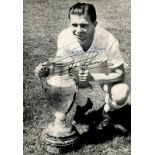 Puskas, Ferenc - (1927-2006) S/W-Großautogramm mit Originalsignatur von Ferenc Puskas (82