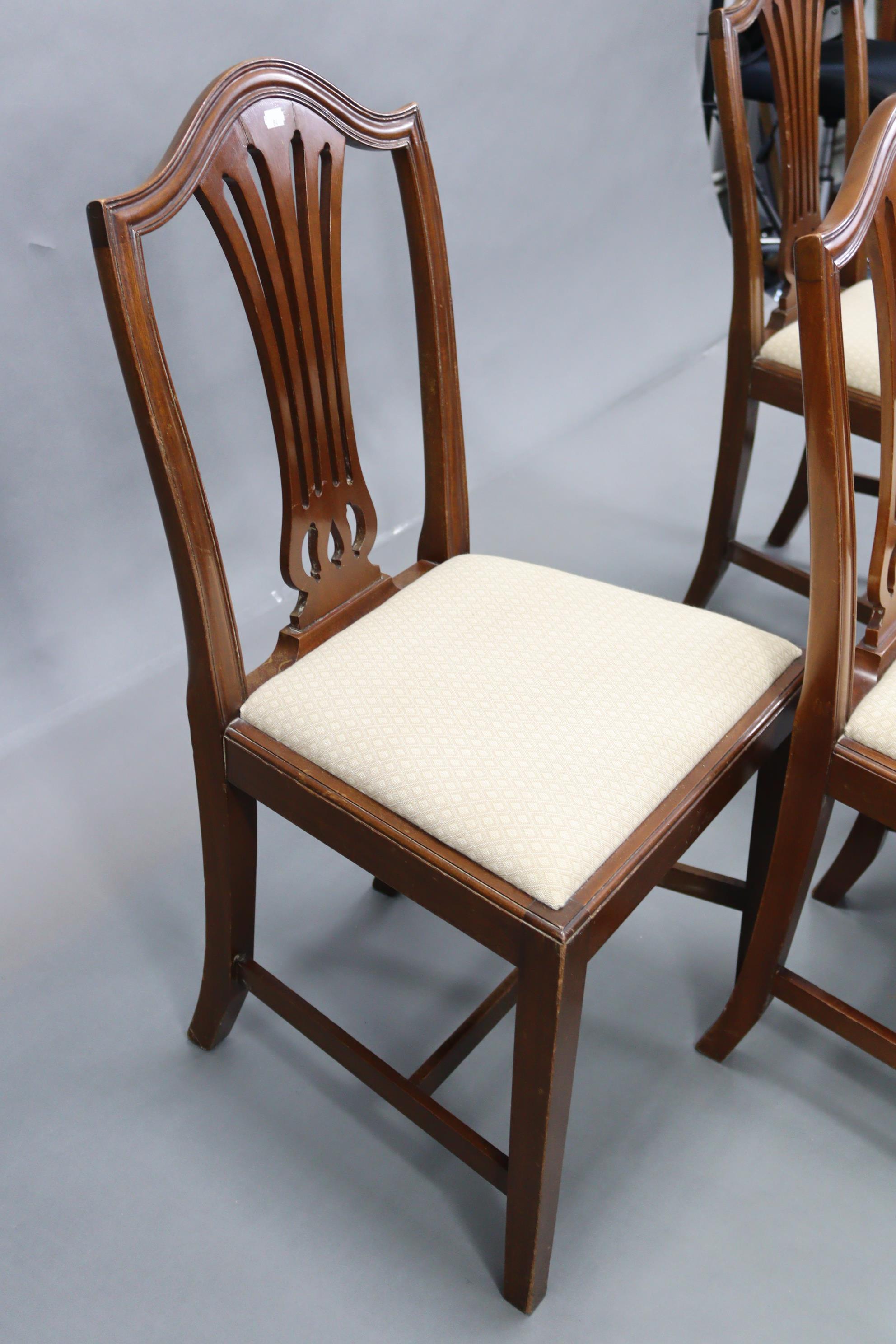 A set of four Georgian style mahogany splat-back dining chairs, with padded drop-in seats & on - Bild 3 aus 3