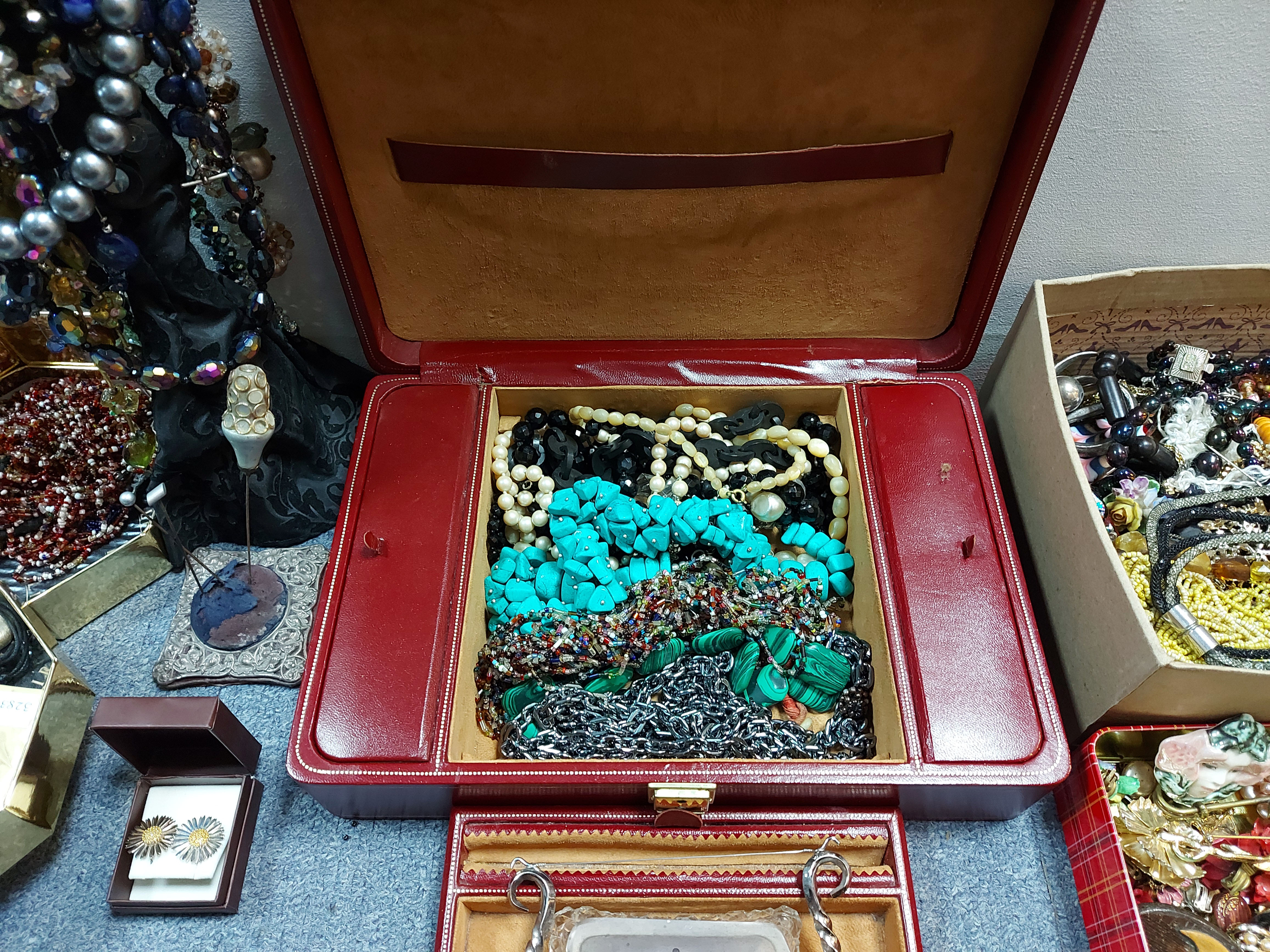 Various items of costume jewellery. - Image 2 of 6