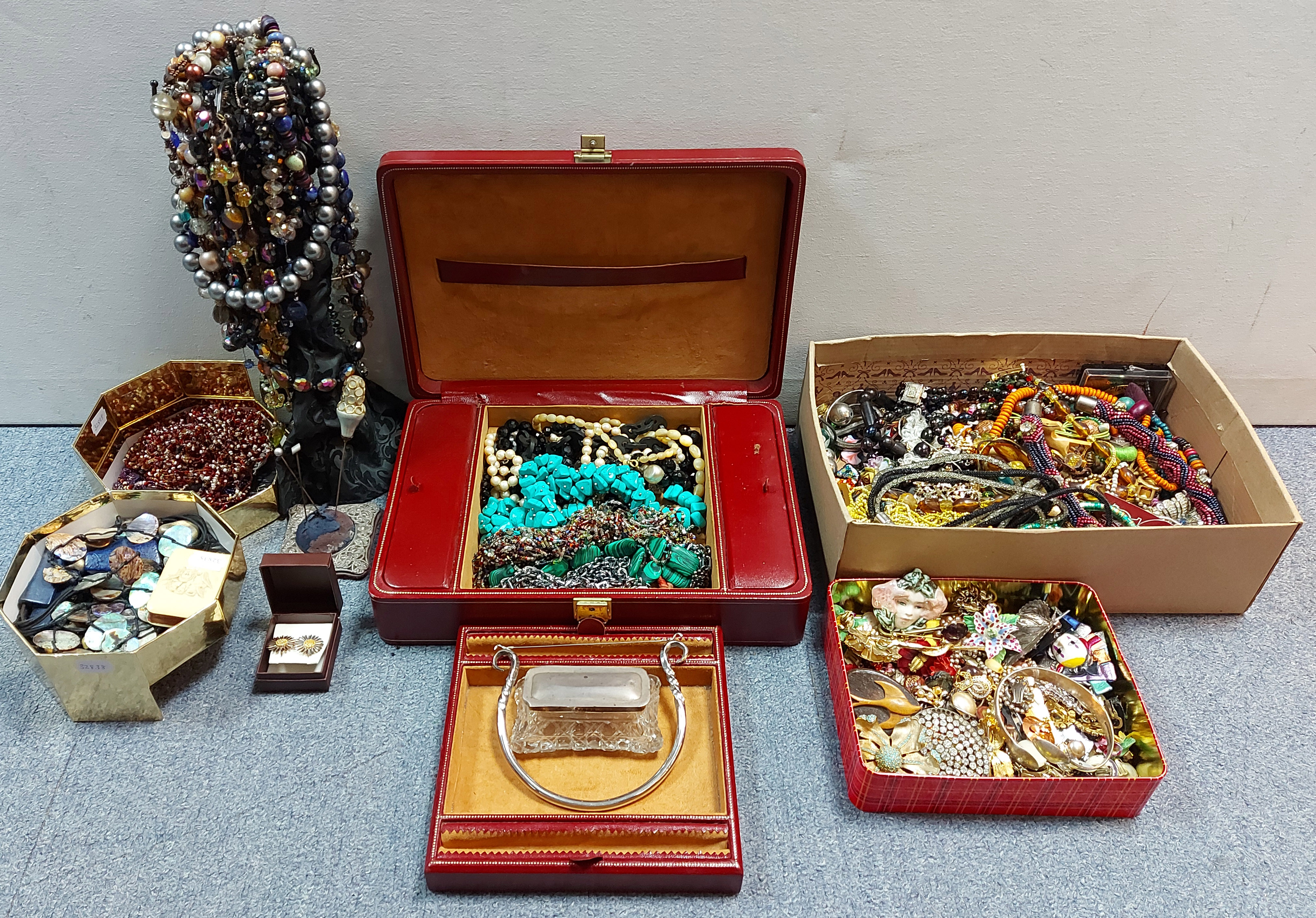 Various items of costume jewellery.