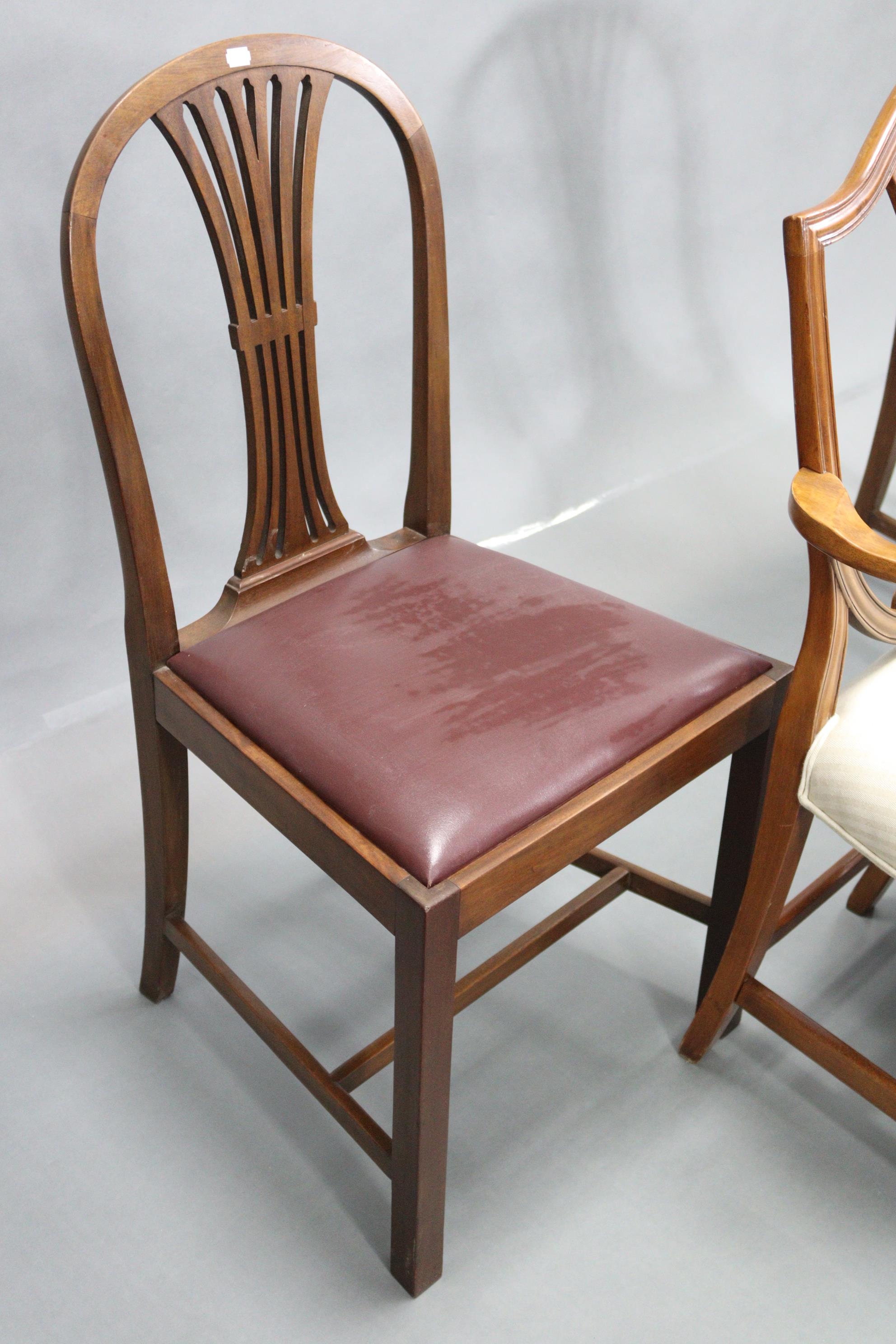 A pair of Georgian style mahogany carver dining chairs, with wheat-sheaf design to the shield - Image 5 of 5