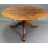 A GOOD QUALITY REPRODUCTION OAK LARGE PEDESTAL DINING TABLE with circular top on vase-turned