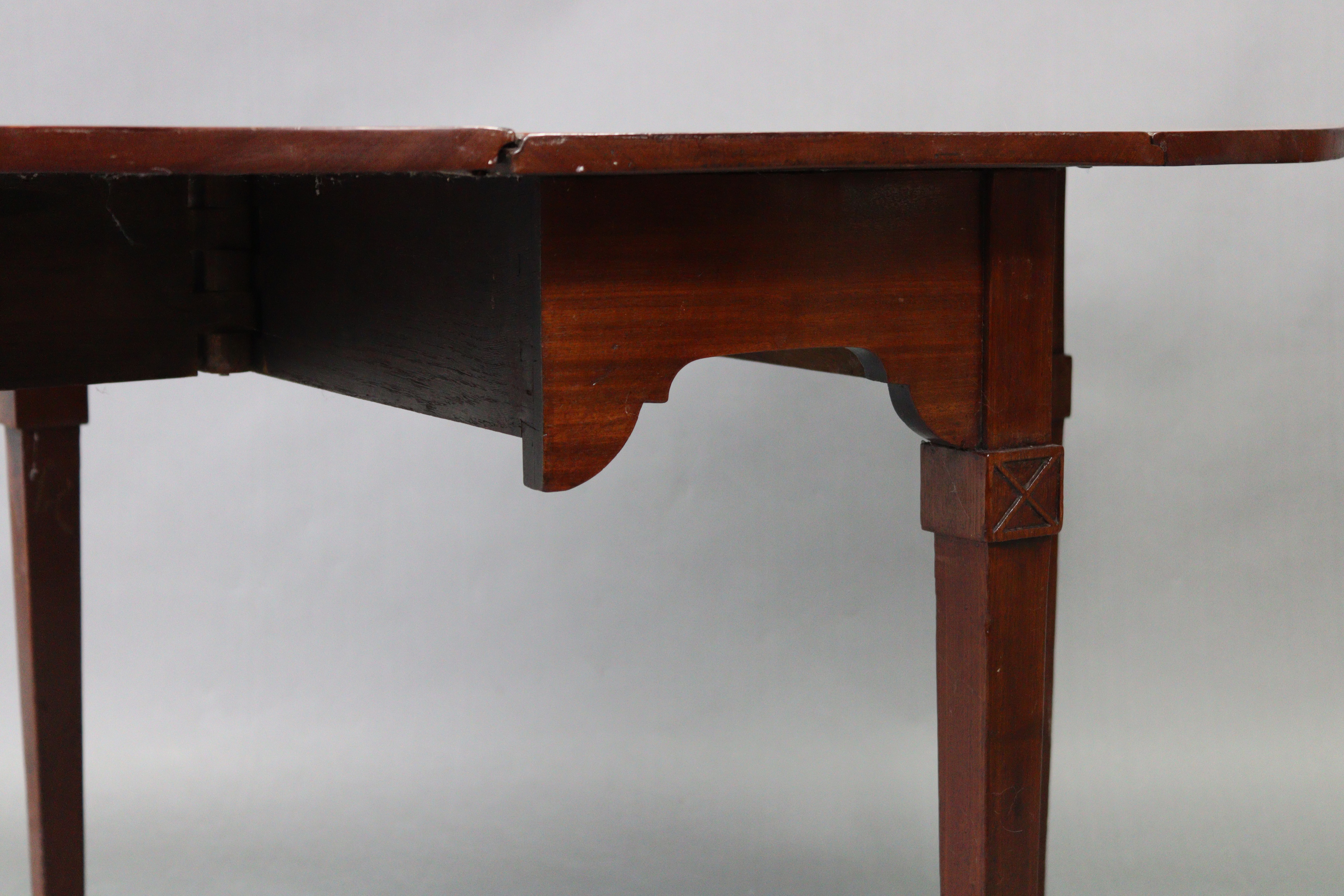 A late 19th/early 20th century mahogany drop-leaf dining table with D-shaped ends, & on square - Image 3 of 3